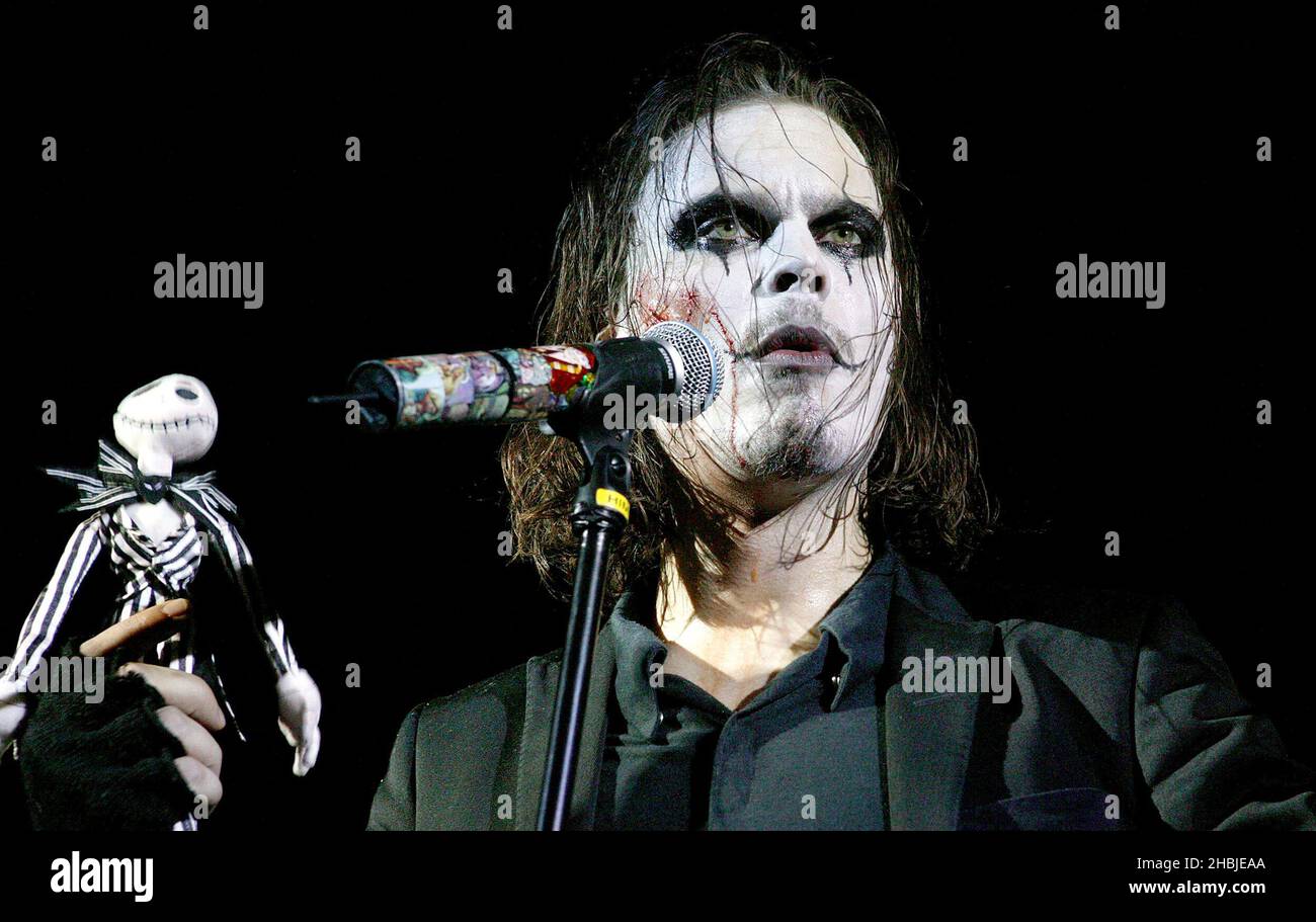 Ville Valo del grupo de rock finlandés HIM actúa en el escenario al final de su gira Halloween Especial show en el Carling Apollo, Hammersmith el 31 de octubre de 2004. Foto de stock