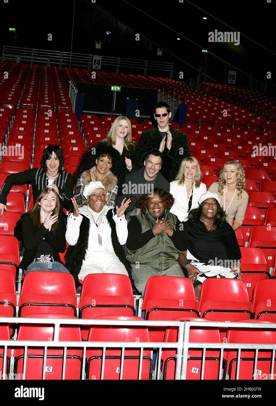 2 To Go; Tabby Callaghan; Rowetta Satchell; Steve Brookstein; Verity Keays; Roberta Howett; Cassie Compton; Voices with Soul posan en una foto antes de la primera noche de esta noche de 'X Factor Live Tour' en el Pabellón de Wembley Arena el 20 de febrero de 2005 en Londres. Foto de stock