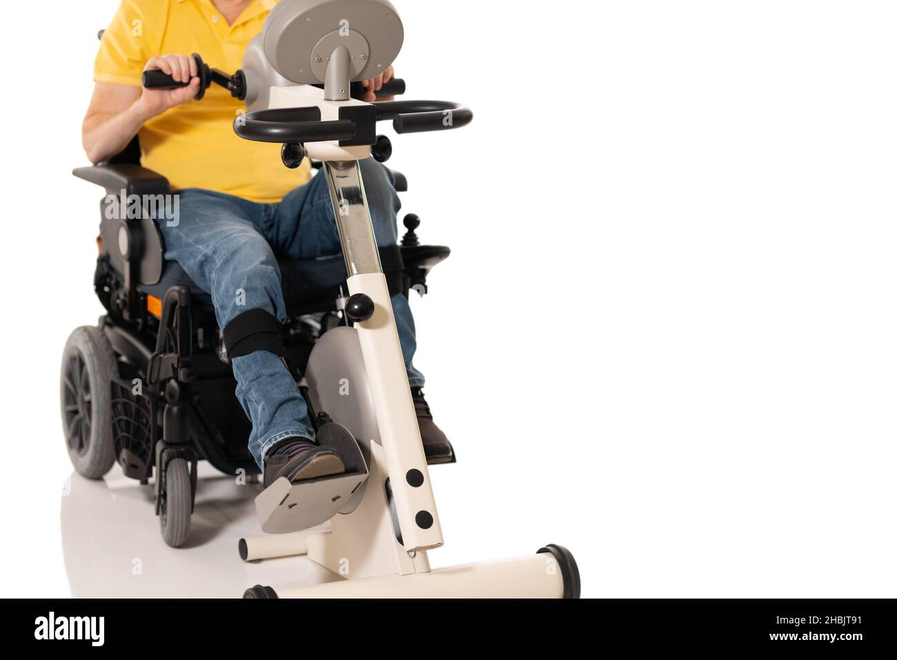 Un hombre discapacitado tiene ejercicios de rehabilitación para sus piernas. Aislado sobre el fondo blanco Foto de stock
