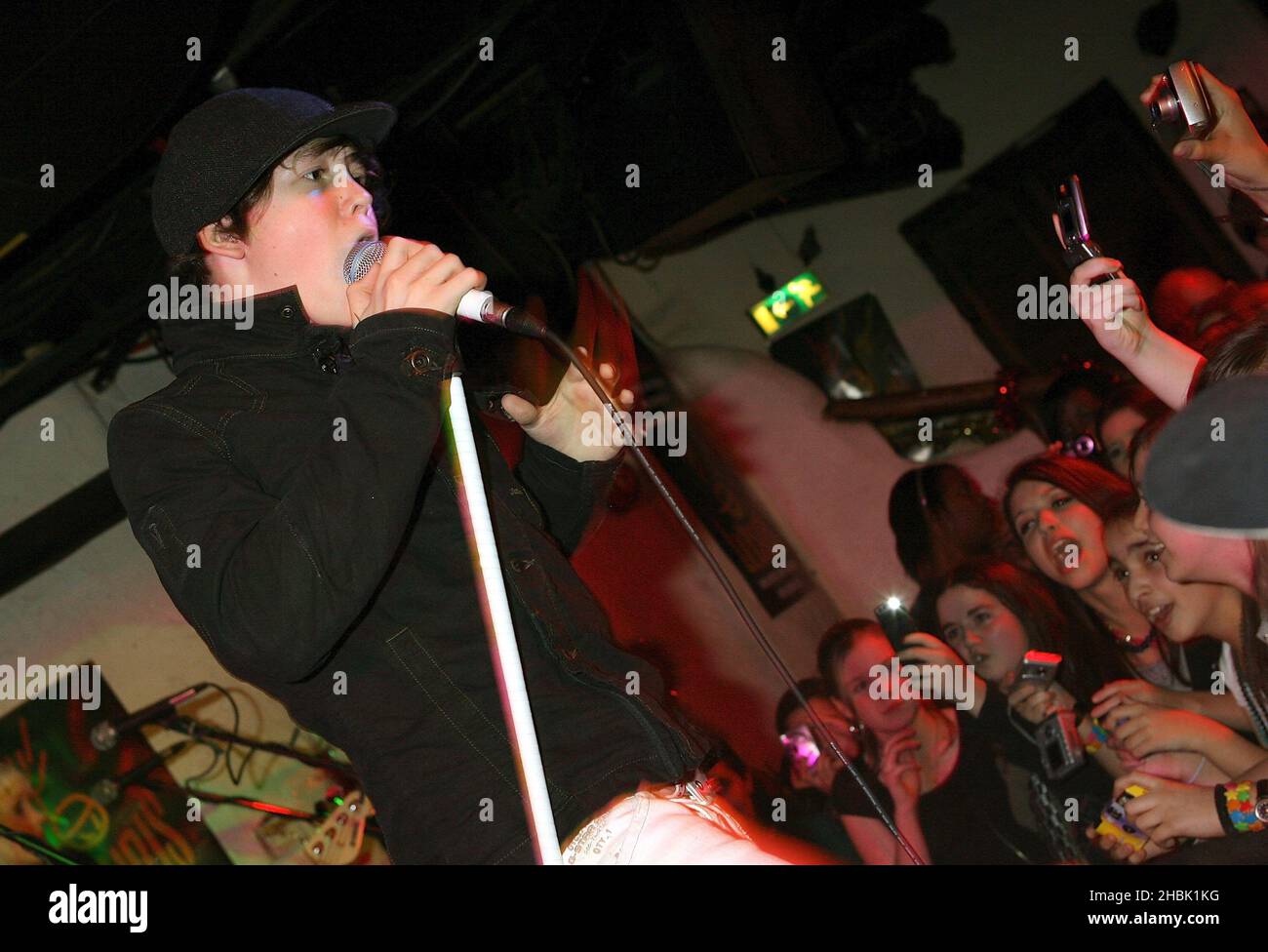 Lil Chris presenta su caso navideño en el Borderline de Londres el 28 de noviembre de 2006. Foto de stock