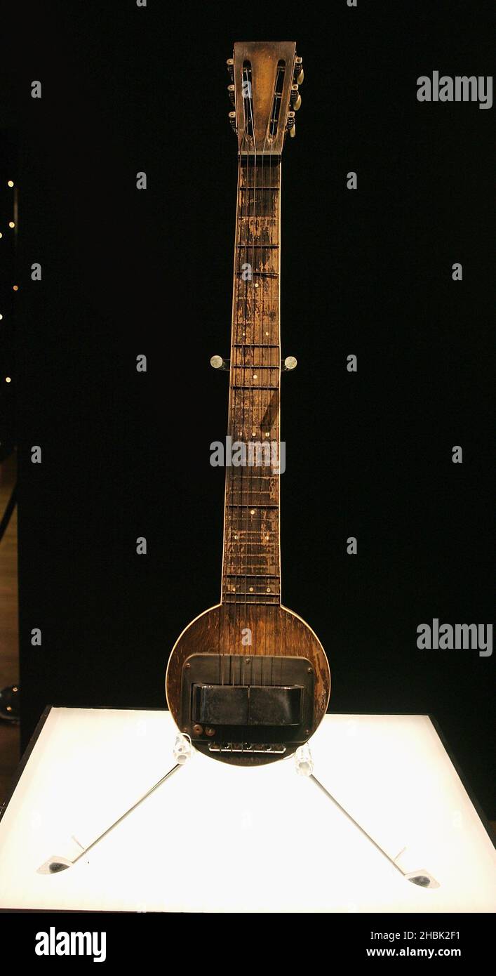 The 1931 'Frying Pan' La primera guitarra eléctrica del mundo, tallada de  una pieza de madera llega con otras valiosas guitarras eléctricas en una  furgoneta de seguridad en Harrods, en el centro
