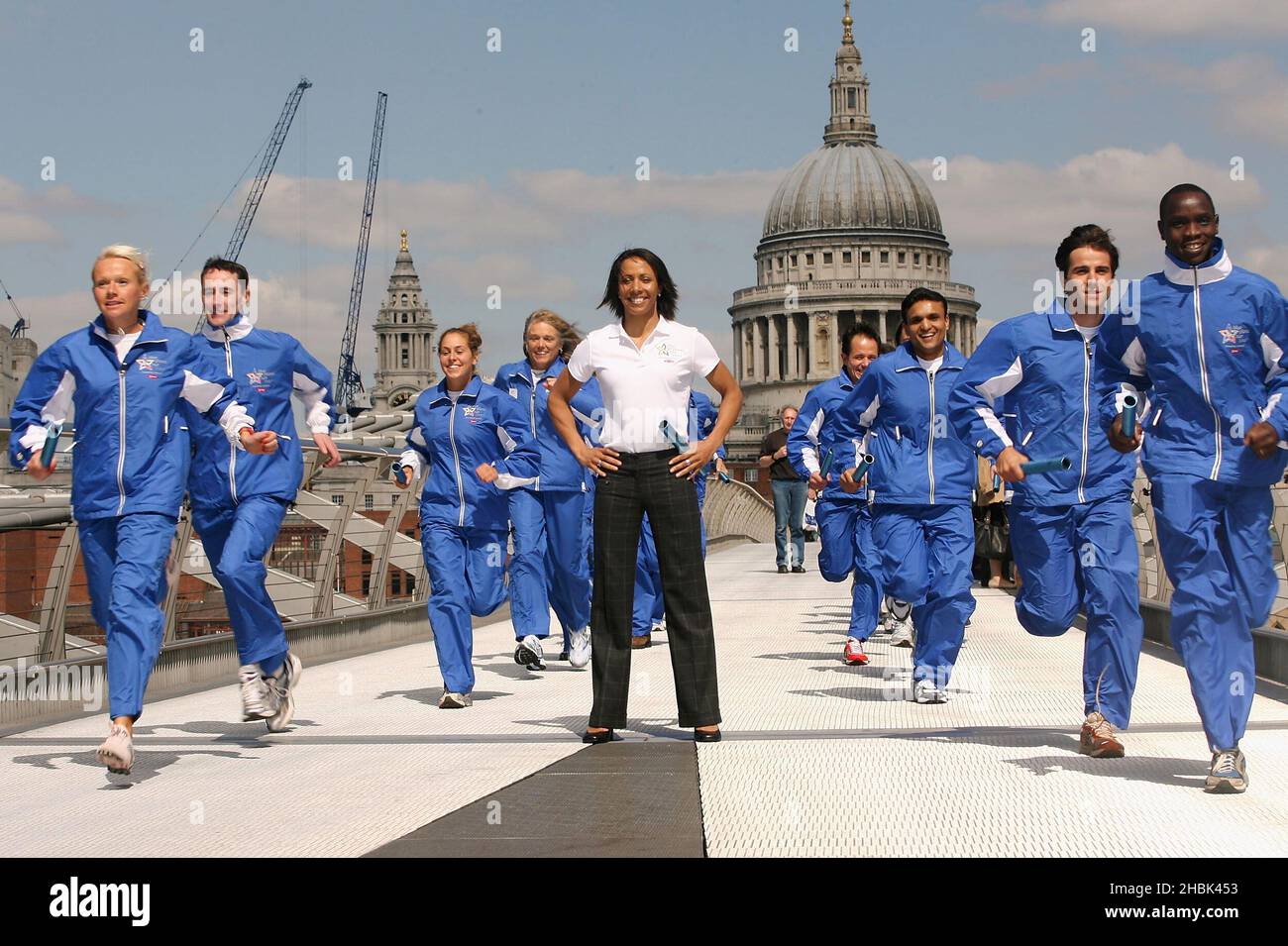 Kelly Holmes participa con un equipo internacional de veinte atletas seleccionados para la Blue Planet Run 2007, un primer relevo alrededor del mundo en el Tate Modern en Londres el 18th de abril de 2007. Foto de stock