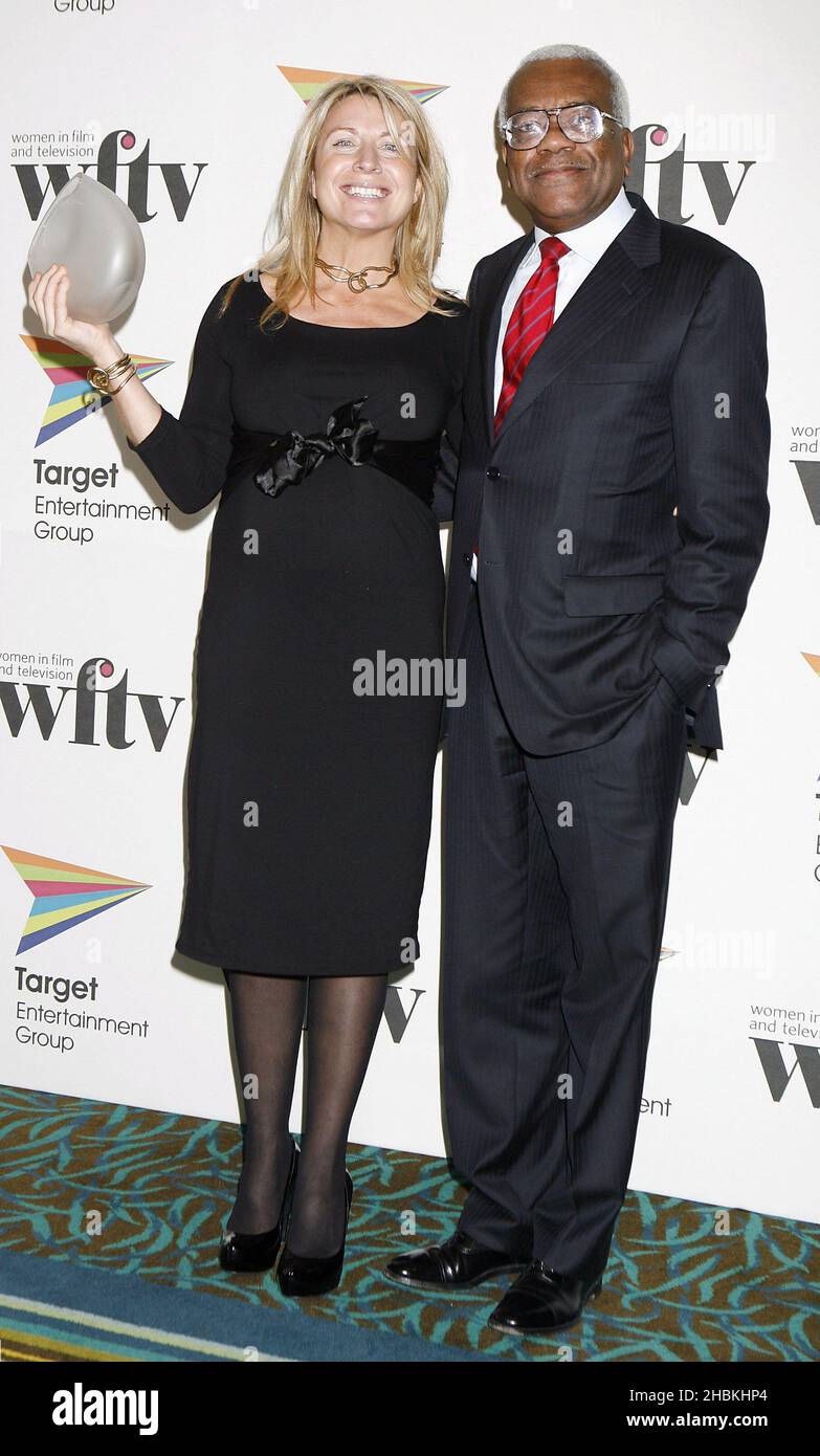Sir Trevor McDonald presenta el Premio BBC News and Factual a Deborah Turness en los premios Target Women in Film y Television en el Hotel Hilton en el centro de Londres. Foto de stock