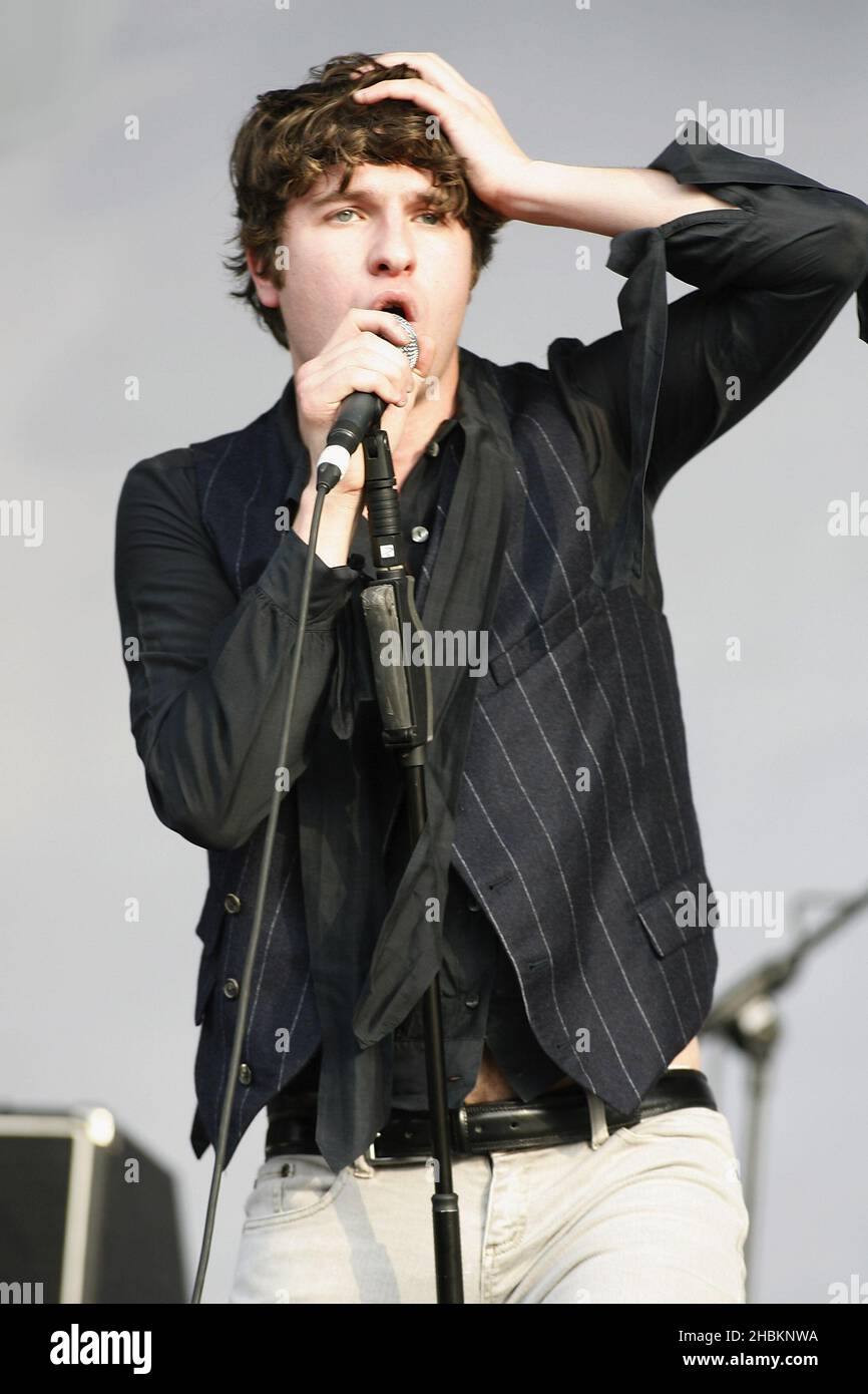 Luke Pritchard de los Kooks actúa en el escenario el primer día del Hard Rock Calling Festival en Hyde Park, Londres. Foto de stock