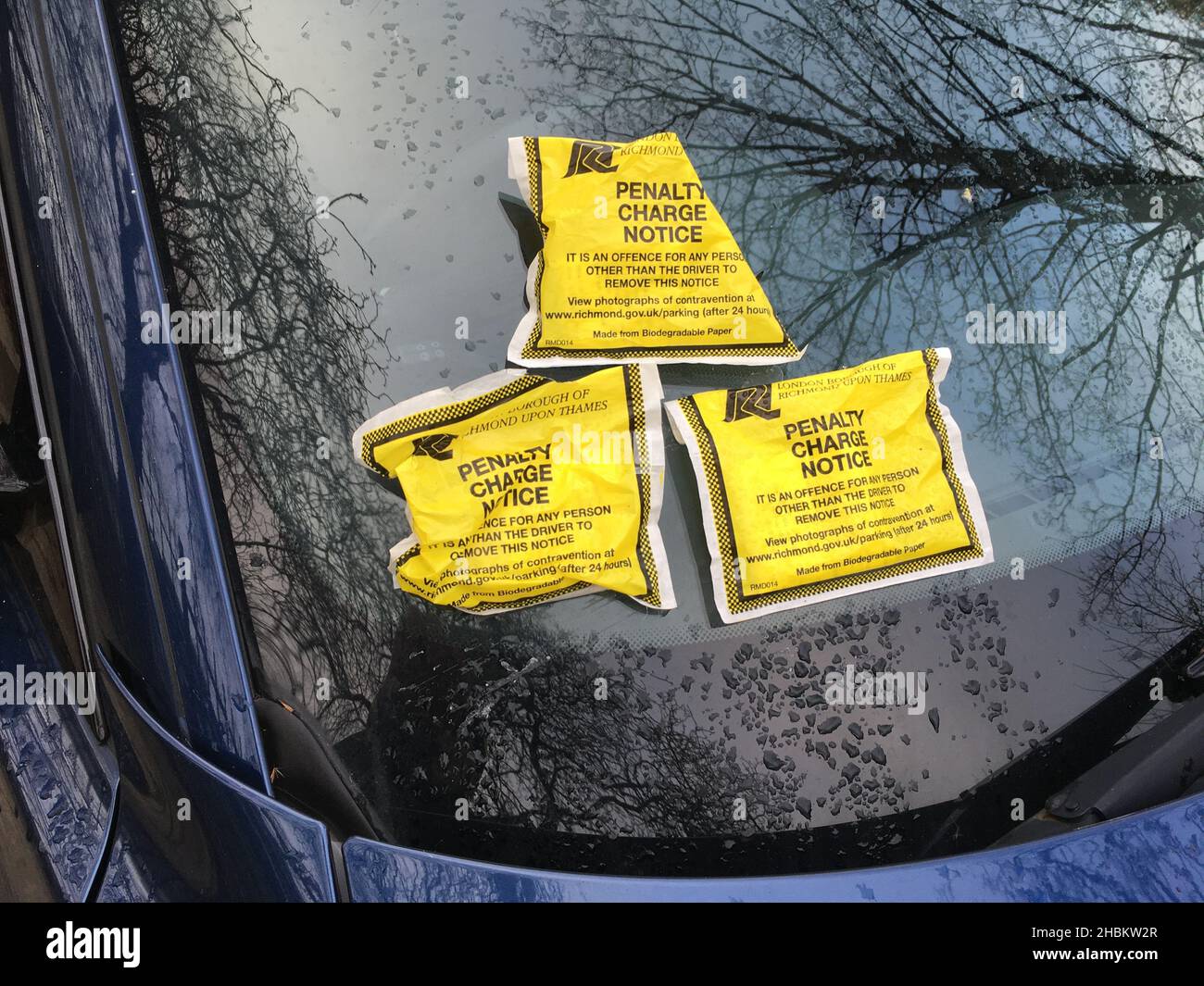 Múltiples boletos de estacionamiento / boletos emitidos a un auto que comete una ofensa durante un período de tres días por el distrito de Richmond en el Támesis. (127) Foto de stock