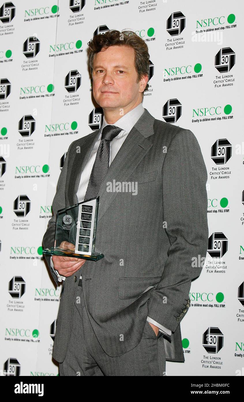 Colin Firth con el premio al actor británico del año en el London Critics' Circle Film Awards en el Landmark Hotel de Londres. Foto de stock