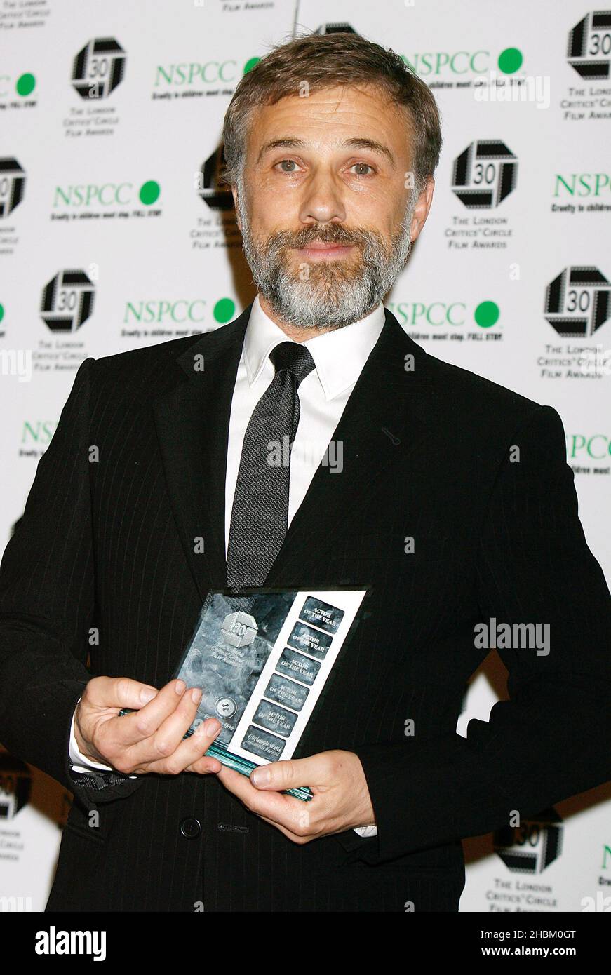 Christoph Waltz gana el premio al mejor actor en los Critics Circle Awards celebrados en el Landmark Hotel de Londres. Foto de stock