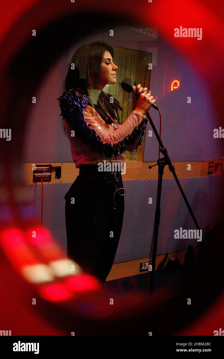 Marina y los Diamonds realizan sesiones en directo en XFM, Global Radio  studios, Londres Fotografía de stock - Alamy