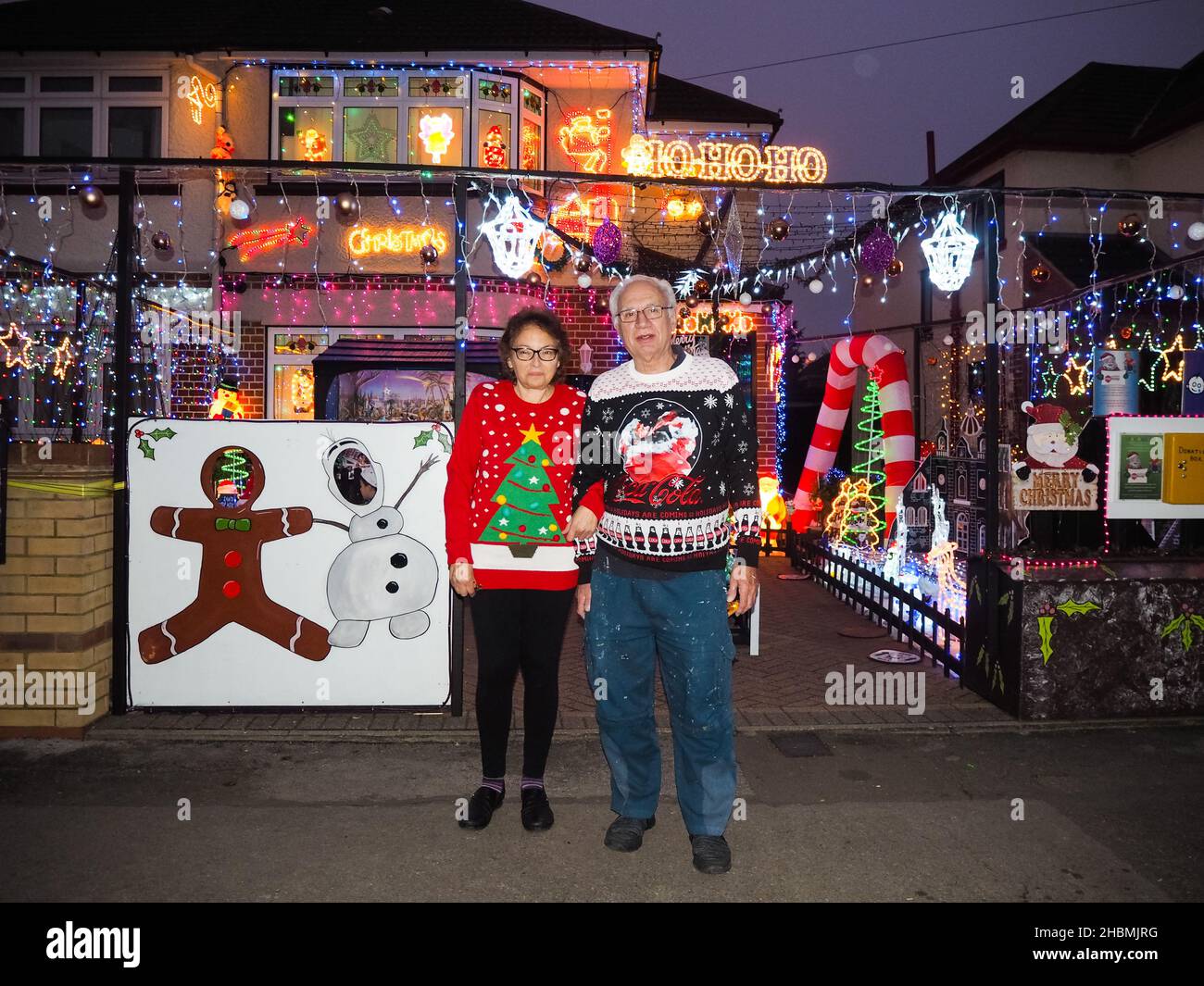 Eleno y Margaret Pulis en su Charity Christmas Lights House en Croxley