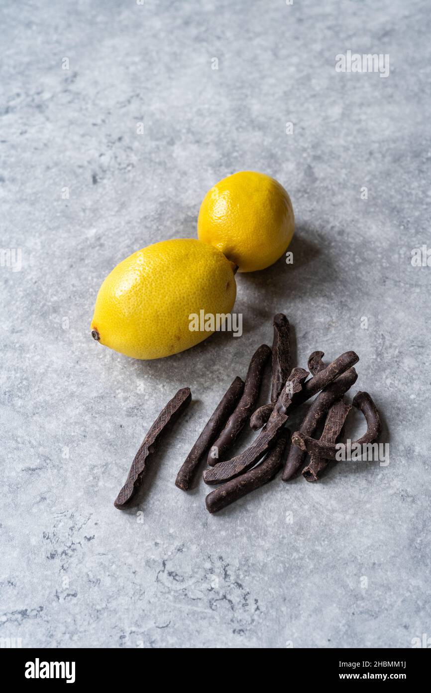 Varillas de limón con confituras cubiertas de chocolate oscuro. Aperitivos  saludables. Listo para comer Fotografía de stock - Alamy