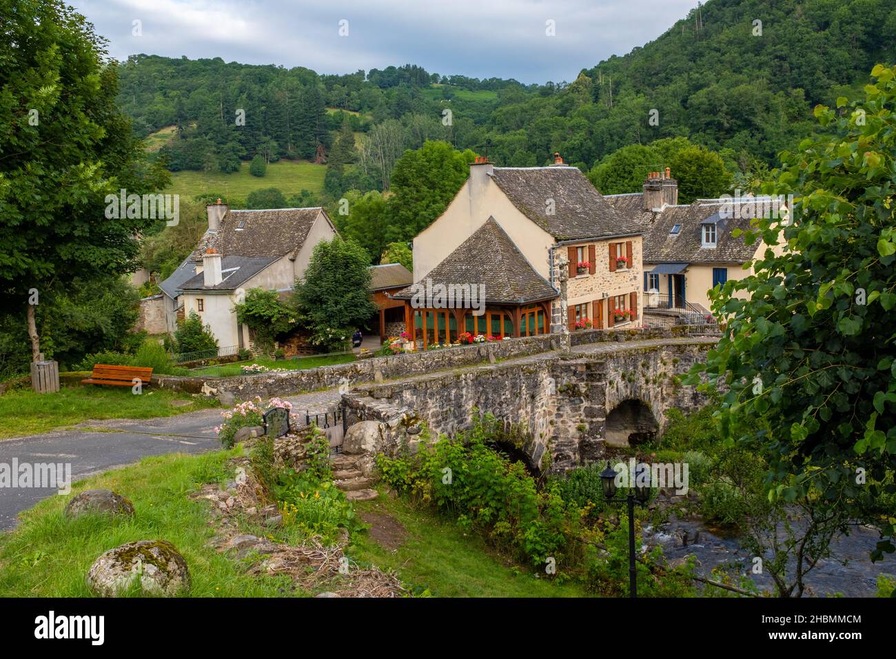 Antiguo puente de piedra del Camino de Santiago en el centro de Francia, tomado en una tarde de verano parcialmente nublado cerca del valle del río Lot, sin gente Foto de stock