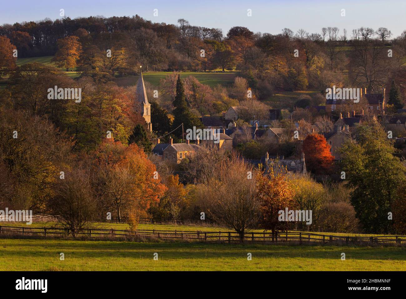 Swerford pueblo e iglesia en colores otoñales, Cotswolds, oxfordshire, Inglaterra Foto de stock