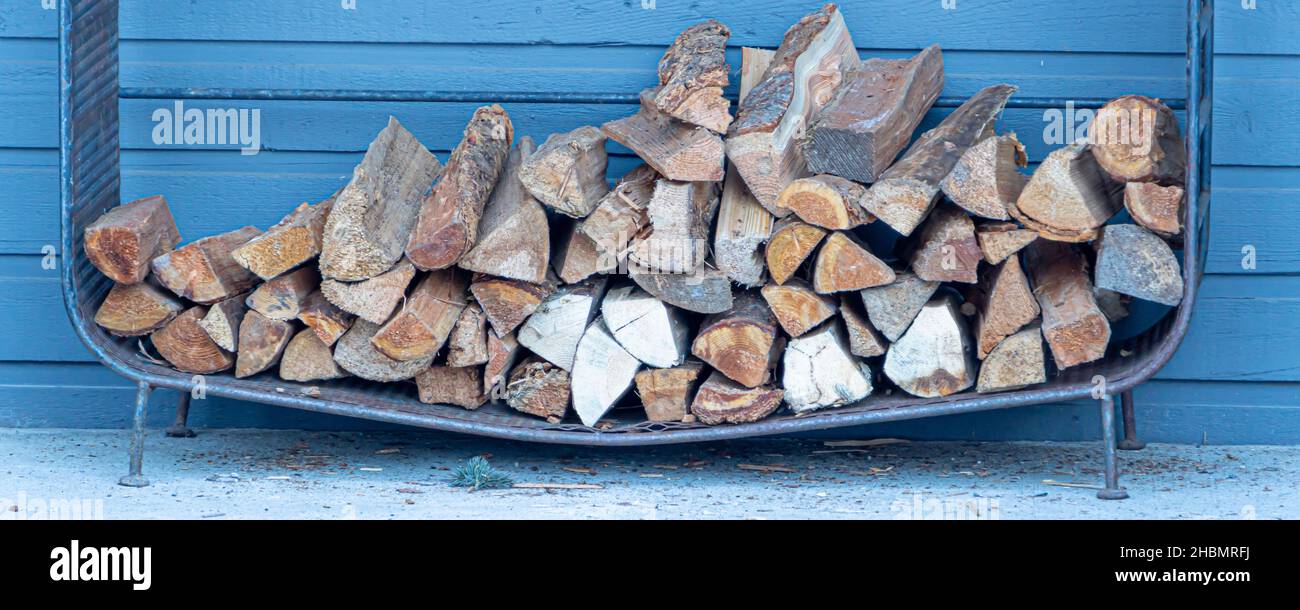 Pila de leña Troncos para mantener una casa caliente en invierno Foto de stock
