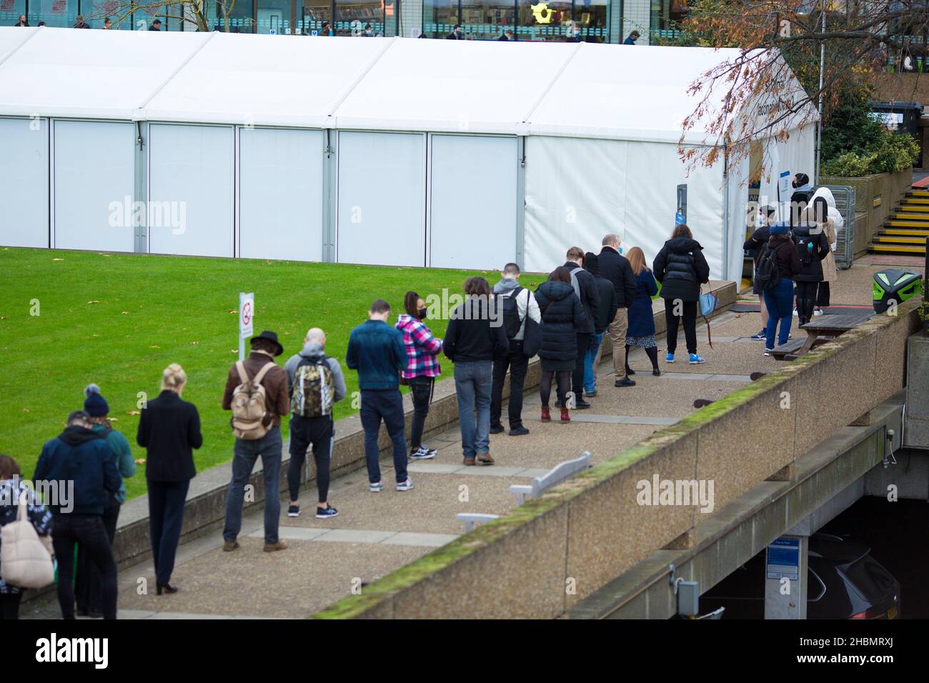 Se ve a la gente haciendo cola hacia un centro de vacunación en el Hospital St Thomas’ en el centro de Londres. Foto de stock