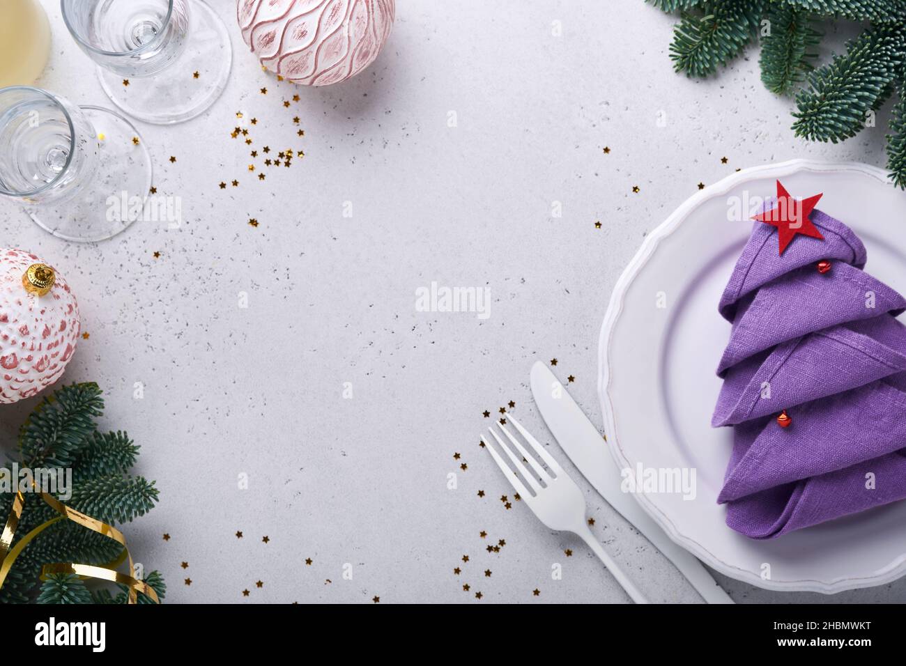 Mesa de Navidad de color blanco con cubiertos, servilleta doblada como árbol  de Navidad de moda color muy peri en 2022 años, bolas de Navidad, champán  Fotografía de stock - Alamy