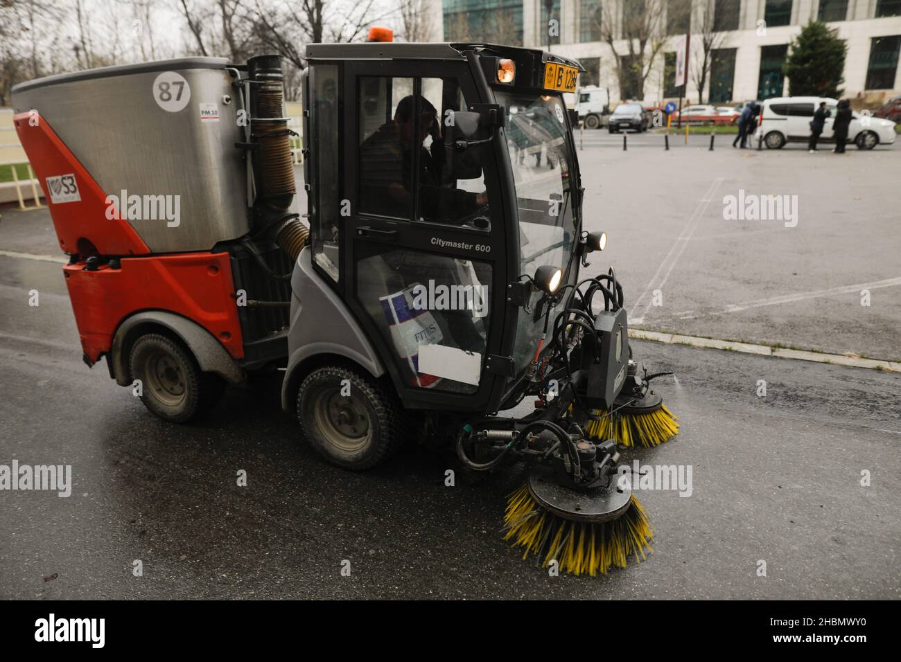Bucarest, Rumania - 20 de diciembre de 2021: Vehículo de limpieza de la calle en Bucarest en un día lluvioso de invierno. Foto de stock