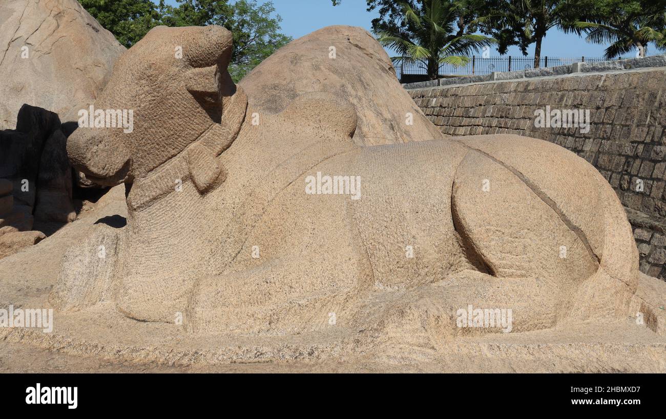 Un toro tallado en piedra. En medio de la roca y la naturaleza. Foto de stock