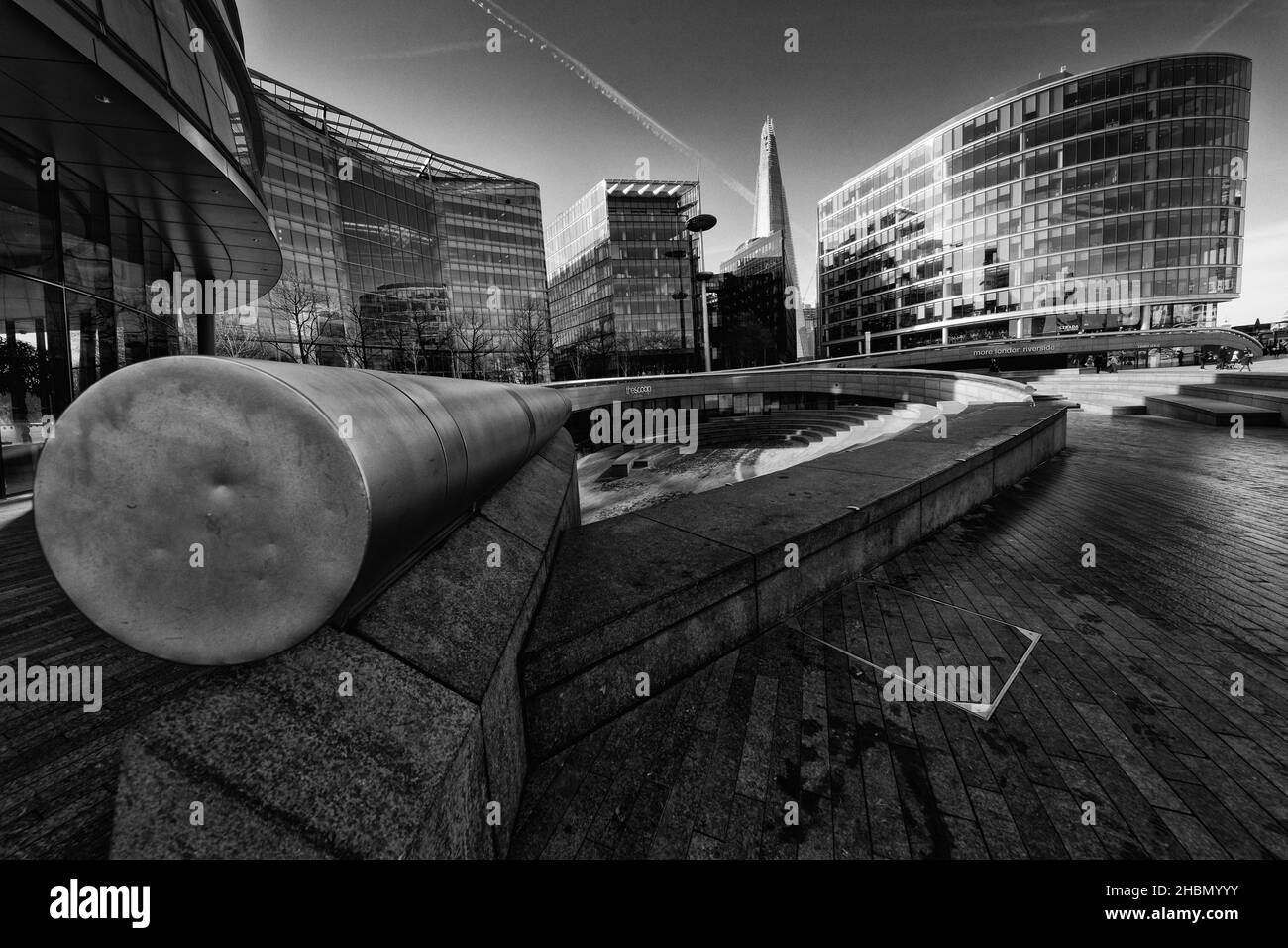 El Scoop por el Ayuntamiento en Más Londres con el Shard en el fondo cerca del Puente de Londres Foto de stock