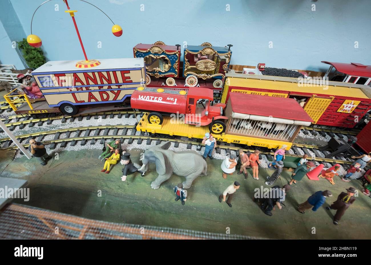 Una colección de circo en miniatura llena un garaje. Foto de stock