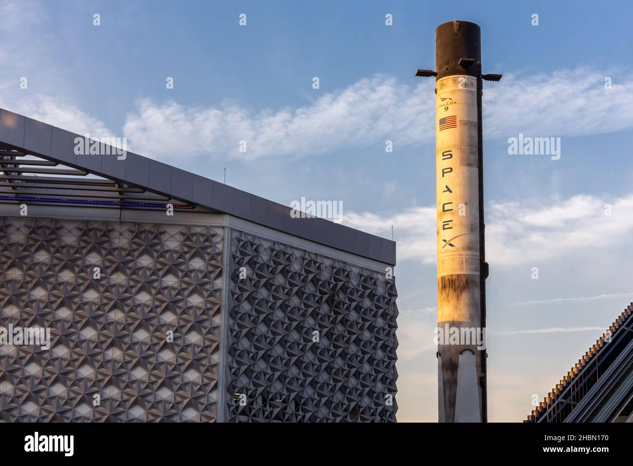 Dubai, Emiratos Árabes Unidos, 09.12.2021. Falcon 9 Space X, vehículo de lanzamiento de elevación media reutilizable de dos etapas a órbita, que se muestra junto al edificio del Pabellón de EE.UU. En la Expo 2020 Foto de stock