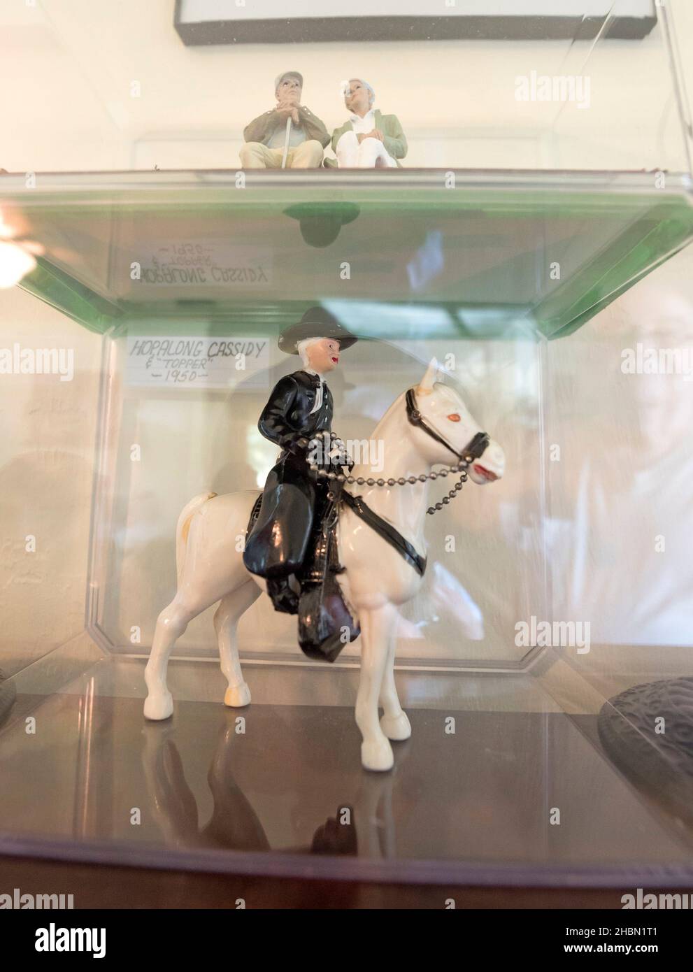Figuras en miniatura de Hopalong Cassidy montando su caballo, Topper en exhibición en una sala de estar. Foto de stock