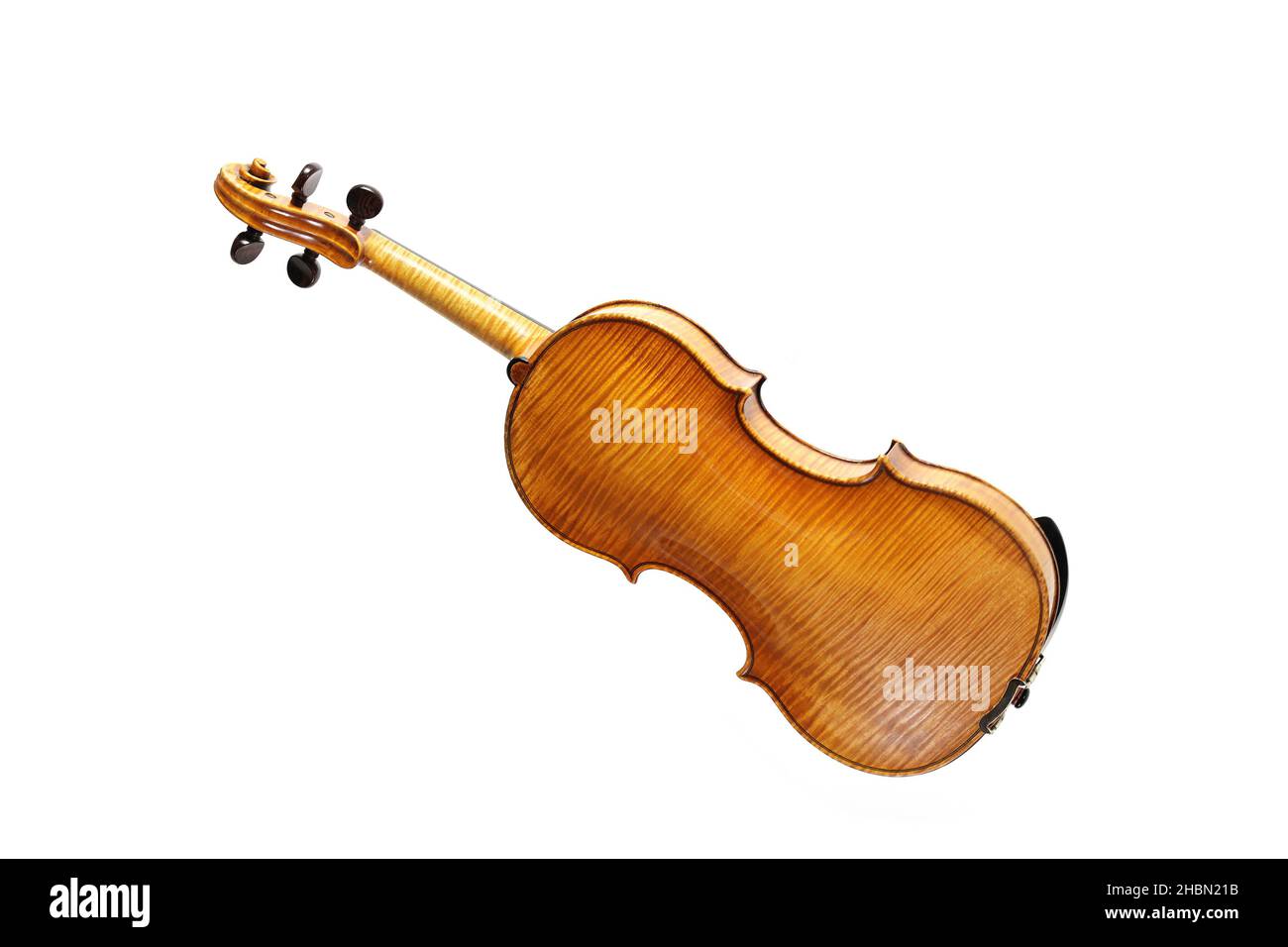 Violín de detrás mostrando el grano de madera, también llamado violín, instrumento musical de cuerda de la familia del viol, aislado sobre un fondo blanco, copia Foto de stock