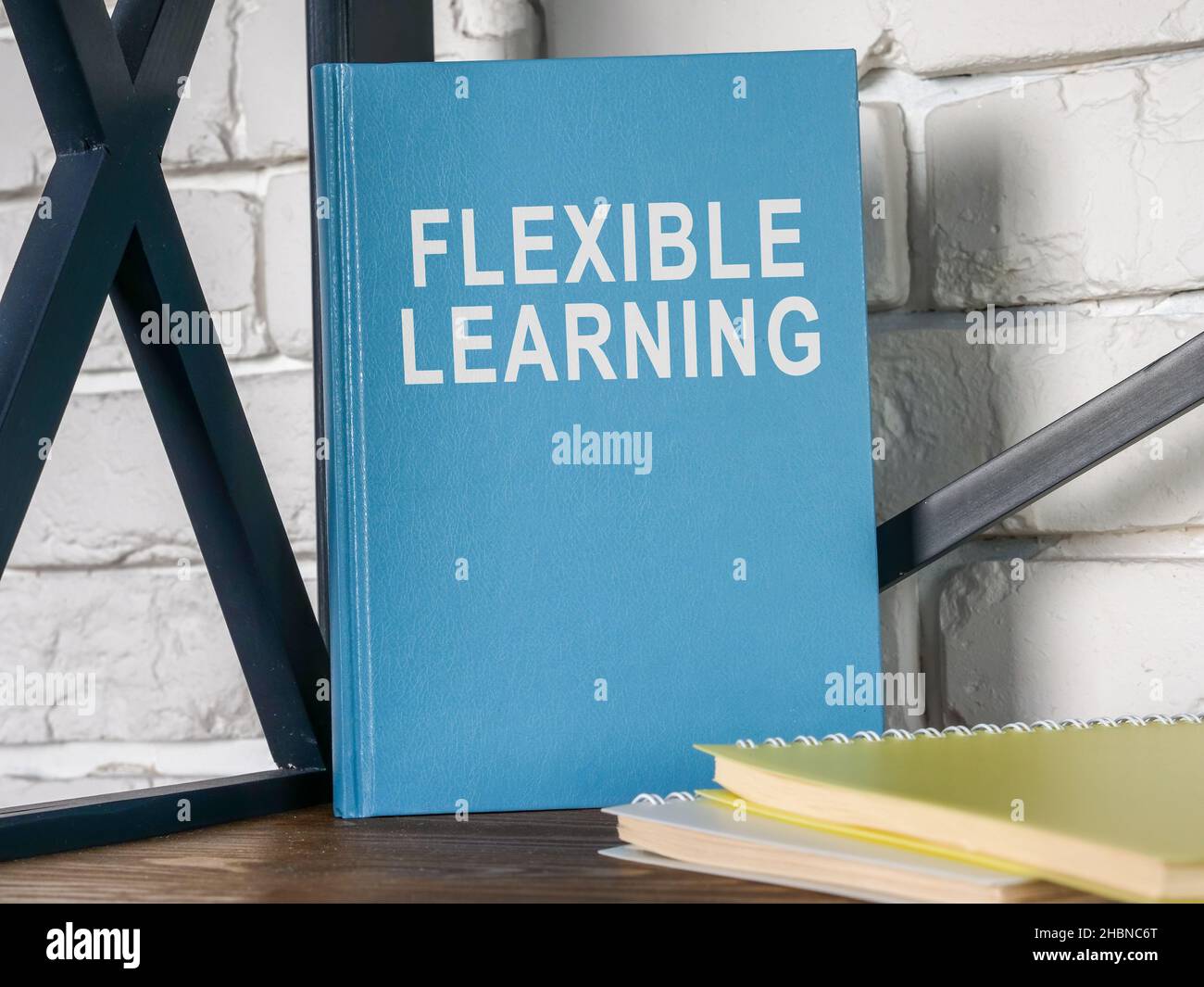 Libro sobre aprendizaje flexible en la estantería. Foto de stock