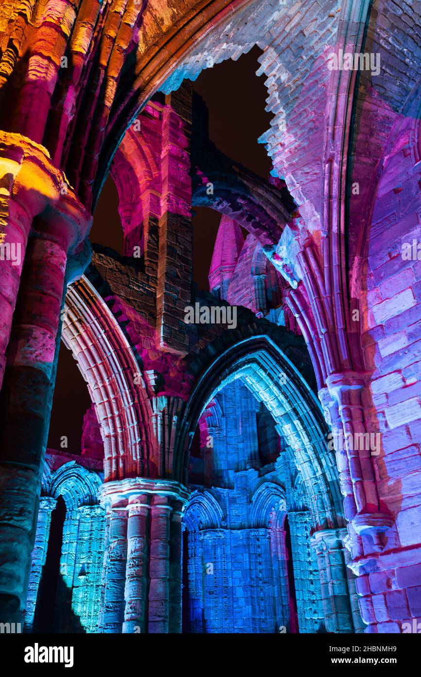 Whitby Abbey iluminado como para Halloween y Whitby Goth Weekend Foto de stock