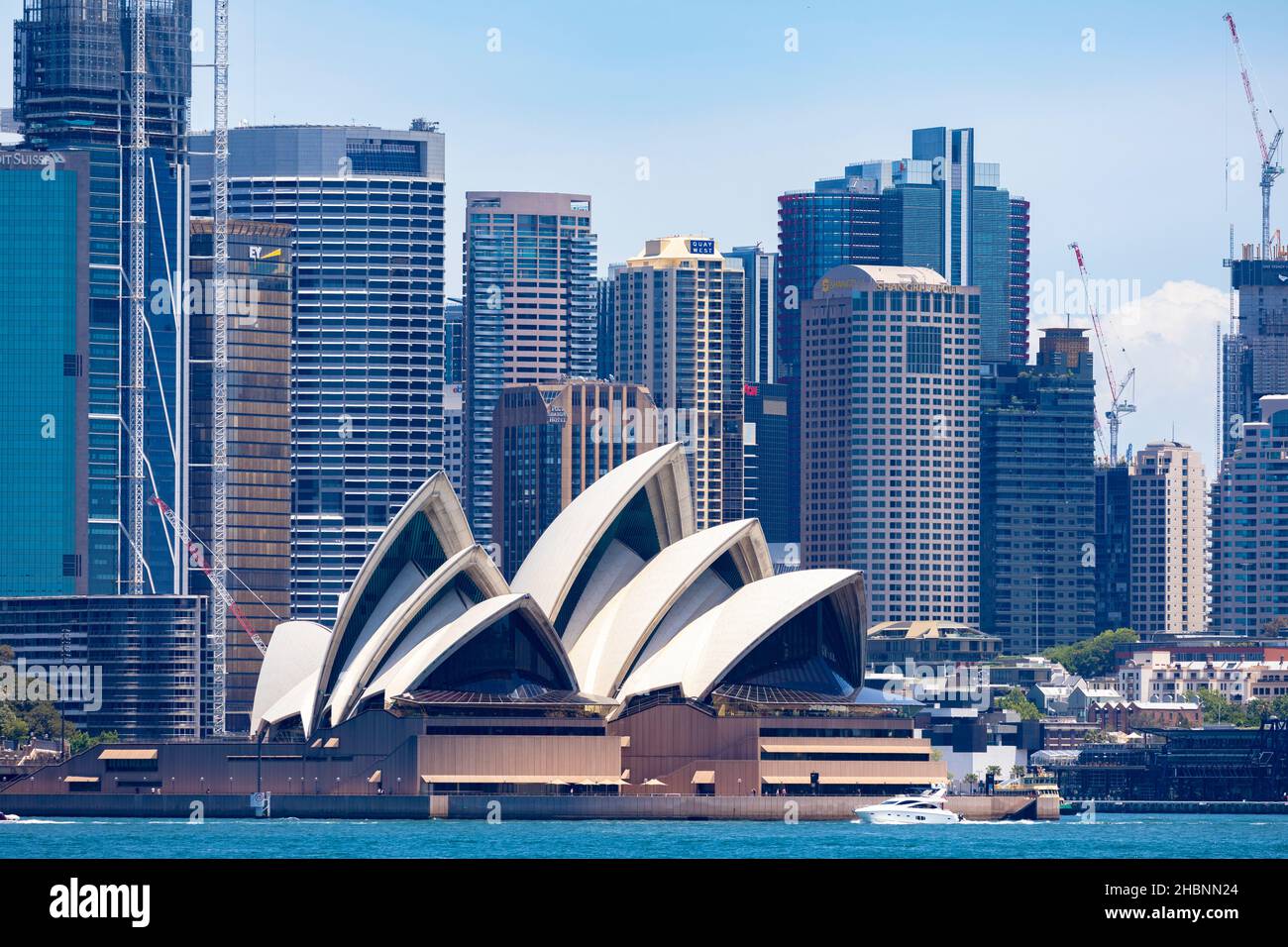 Vista del centro de la ciudad de Sydney, edificios de oficinas de gran altura y la ópera de Sydney desde el puerto, Sydney, Australia Foto de stock