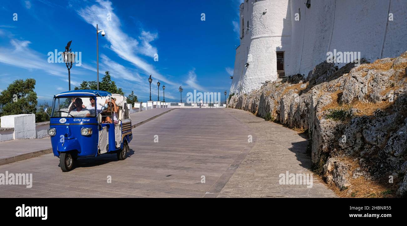 Apulia, Italia - callejón en la vieja ciudad blanca Ostuni, (Bari) Puglia, sur de Italia Foto de stock