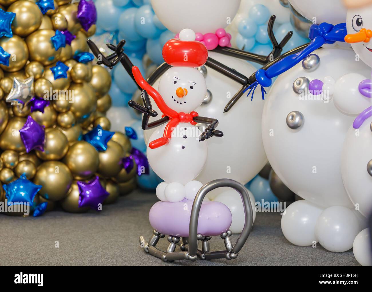 Figuras navideñas de muñecos de nieve de globos. Celebrando el año nuevo,  Navidad Fotografía de stock - Alamy