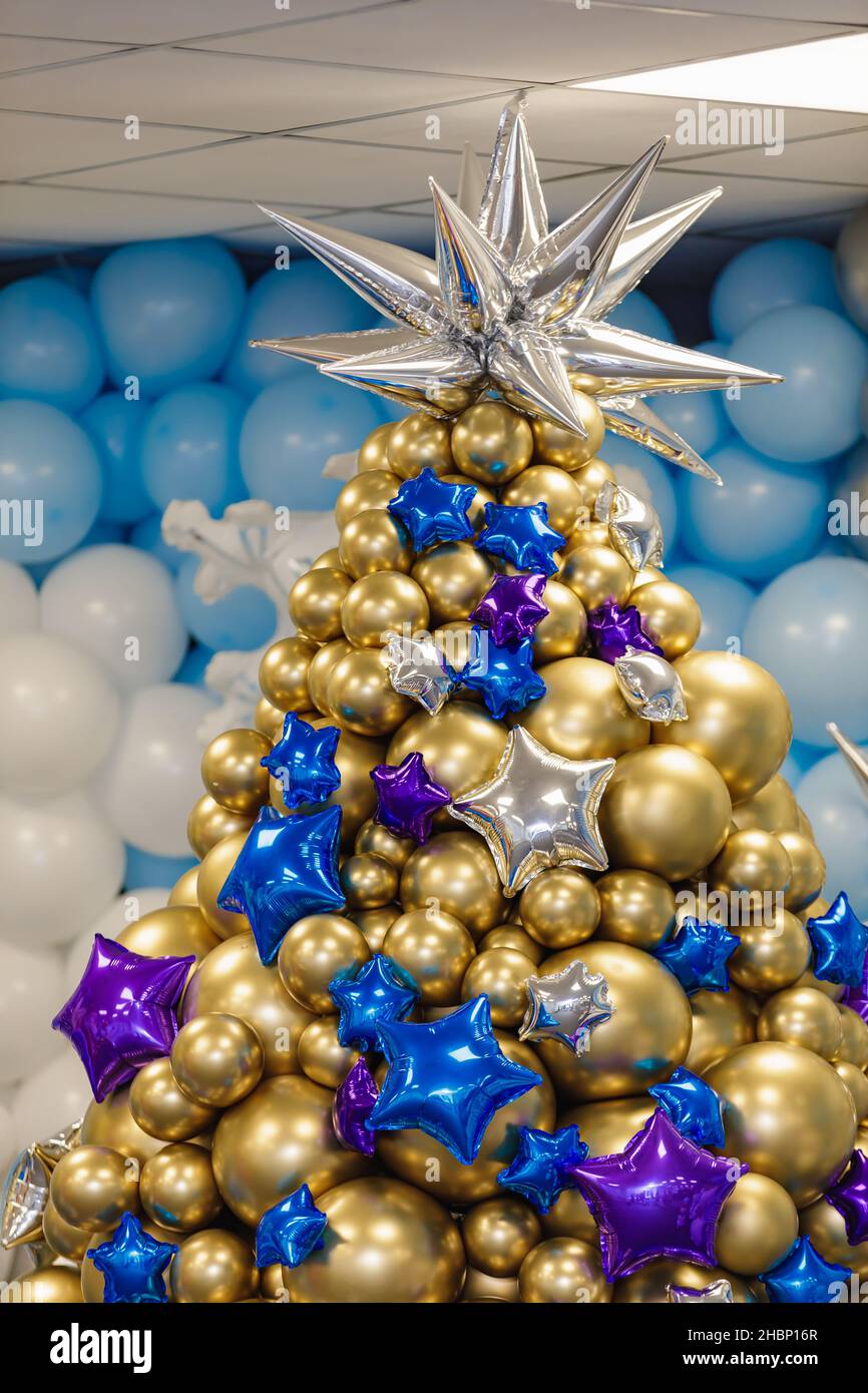 Inflatable christmas tree christmas fotografías e imágenes de alta  resolución - Alamy