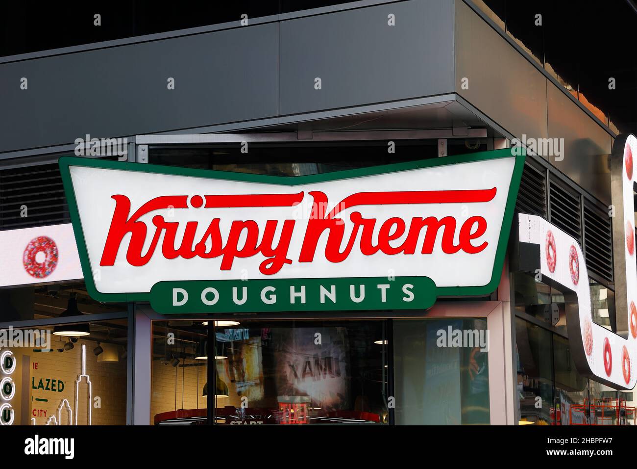 Señalización Krispy Kreme en su ubicación emblemática de Times Square en Nueva York. Foto de stock