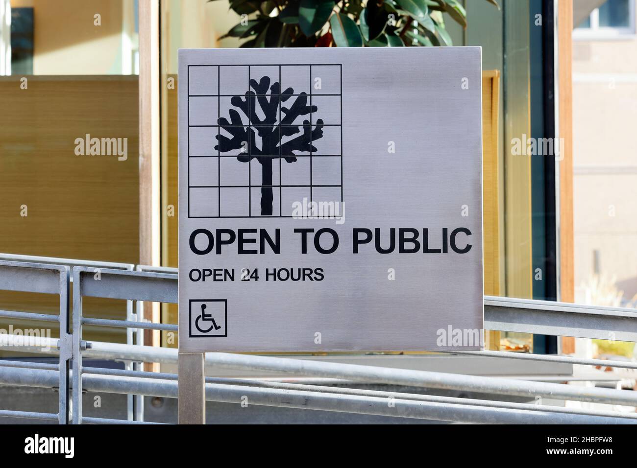 Señalización 'abierta al público' con el horario de apertura indicado, en un espacio público privado (POPS) en Nueva York, NY. Foto de stock