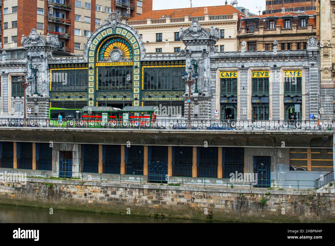 Coloridas casas y apartamentos a orillas del río Nervion. Casco antiguo (Casco Viejo), Bilbao, España. Foto de stock