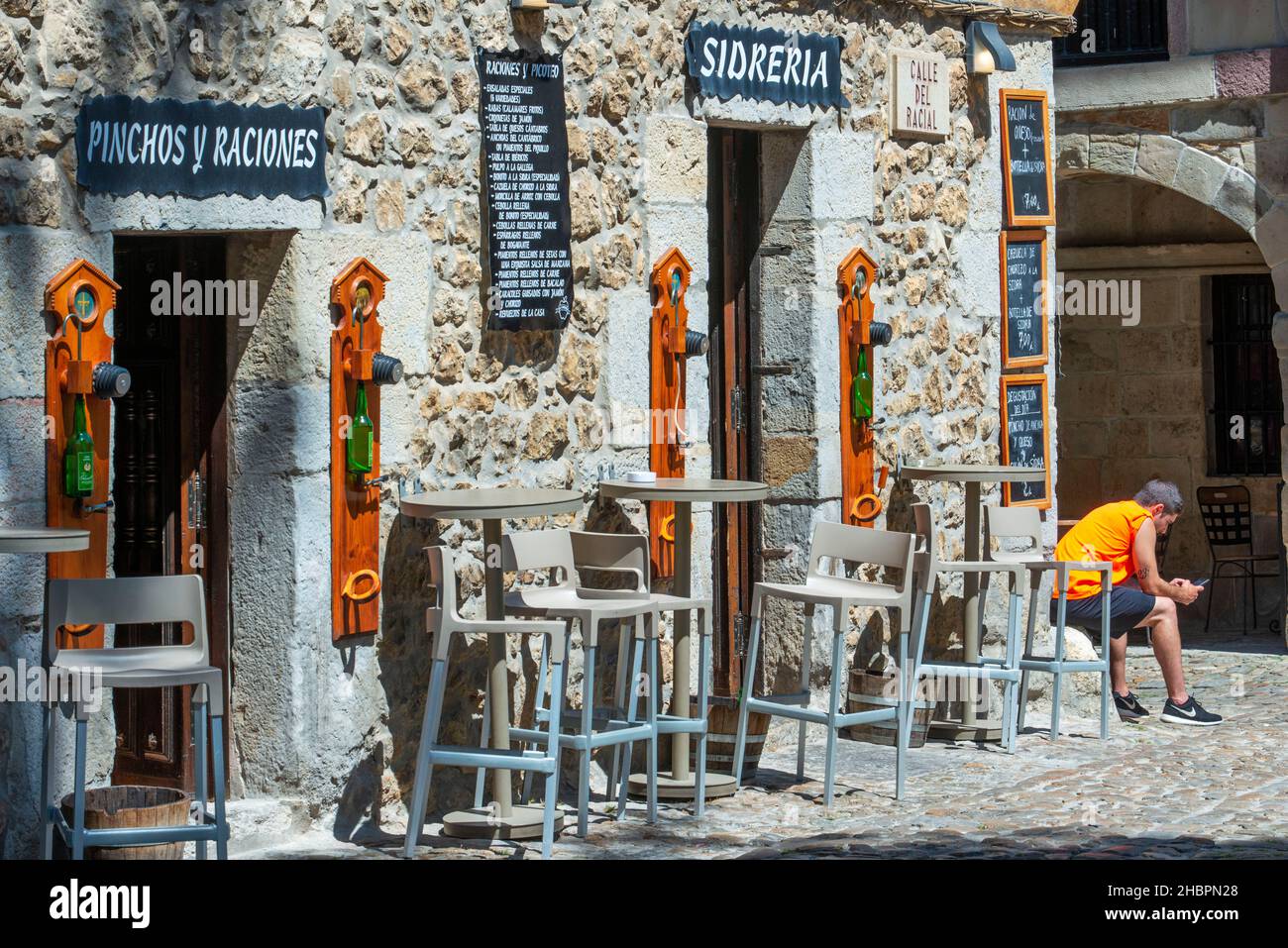 Sidreria bar restaurante en el pueblo medieval de Santillana del Mar en Cantabria, España Foto de stock