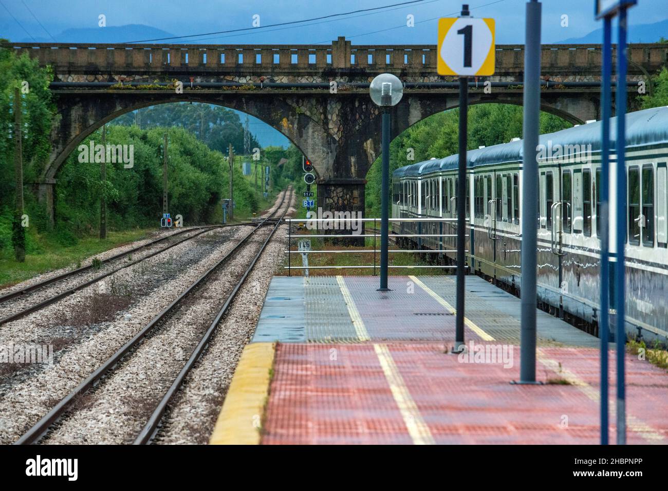 Fuera de Gran Lujo Transcantabrico travellong tren de lujo por todo el norte de España, Europa. Se detuvo en la estación de Ribadeo, Galicia, España. Foto de stock