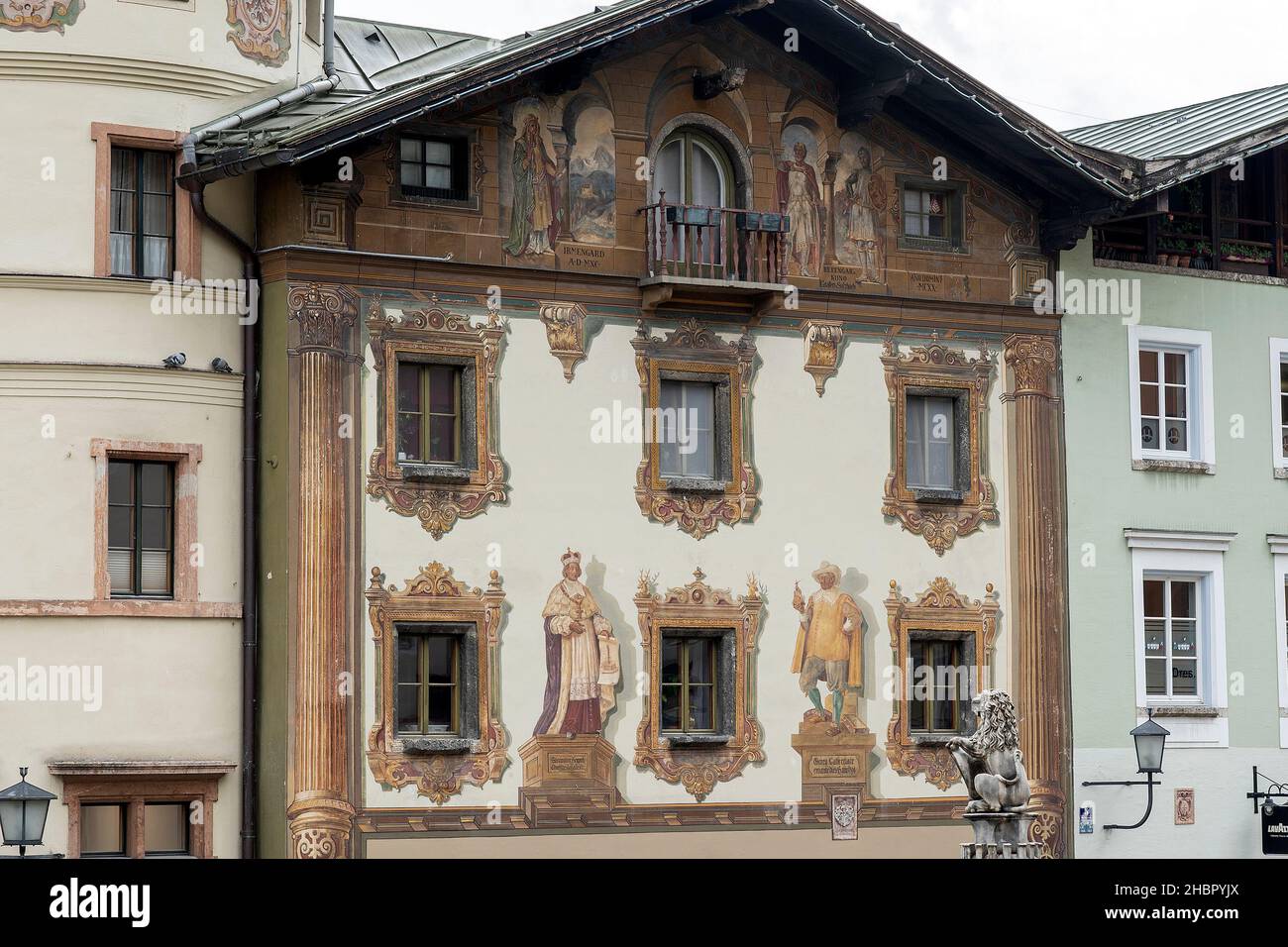 Der Marktplatz en Berchtesgaden mit der Fassade des 'Hirschenhauses', un dem die Rückseite die berühmte Fassade des 'Affenhauses' zeigt, Berchtesgade Foto de stock