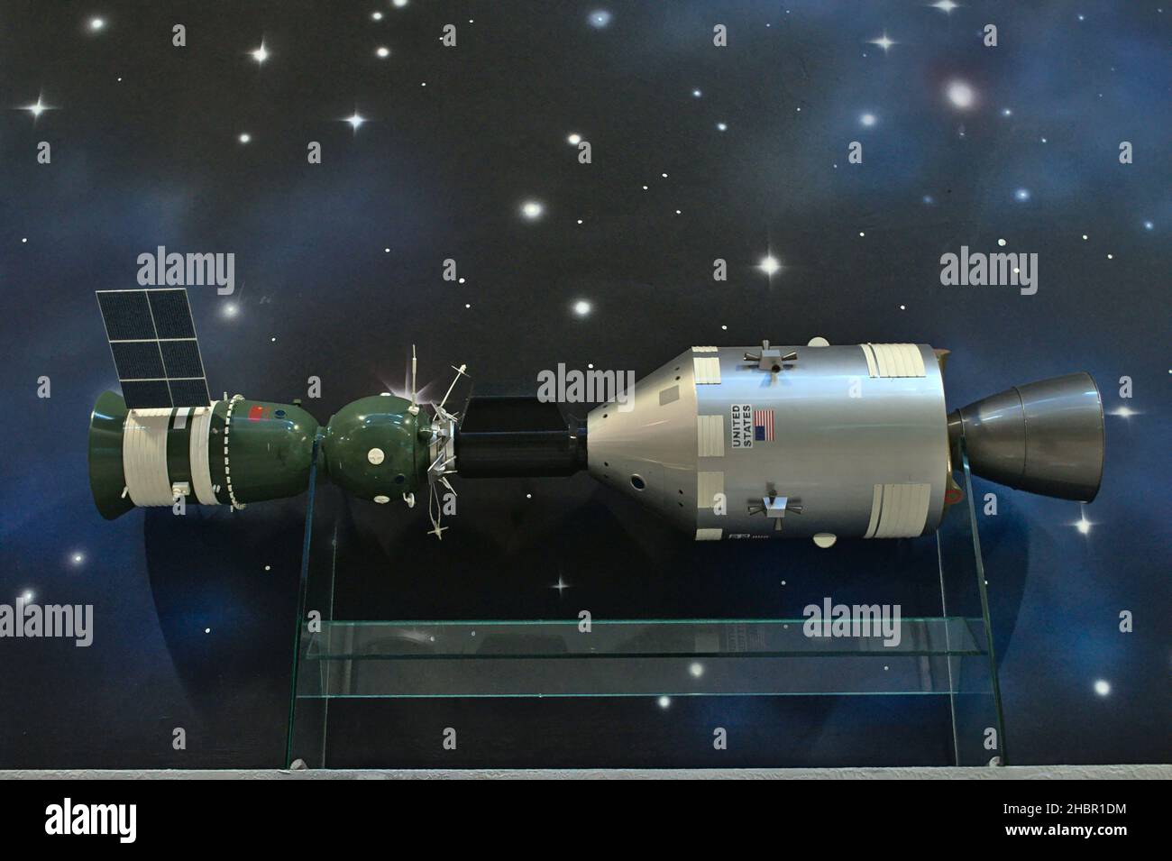 Modelos Dos naves espaciales Apollo–Soyuz en el Museo de Cosmonáutica  -primera misión espacial internacional tripulada- conjuntamente por los  Estados Unidos y la Unión Soviética Fotografía de stock - Alamy