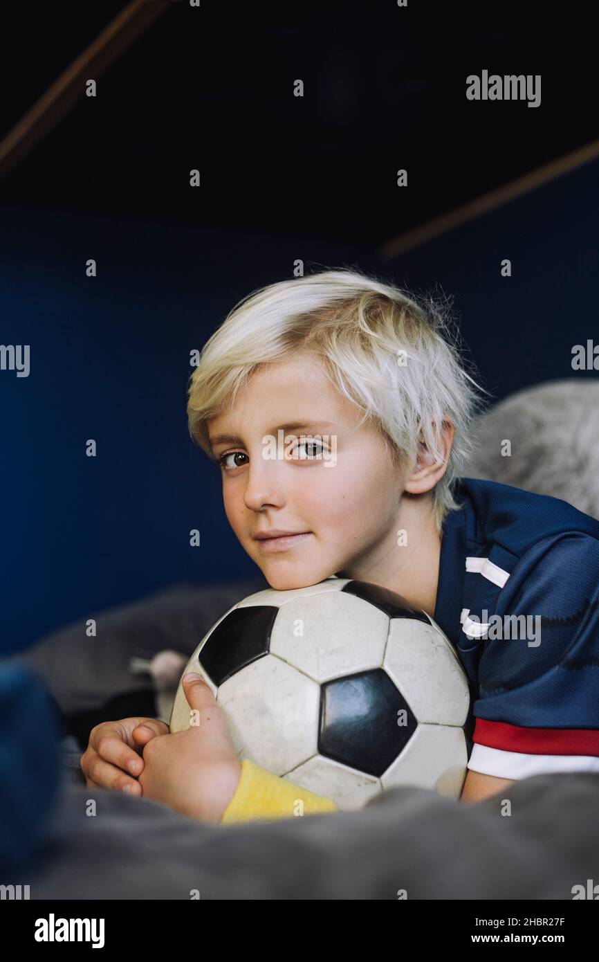 Niño Bebé Feliz Juega Con Una Pelota De Fútbol En Un Estudio Amarillo  Imagen de archivo - Imagen de juego, campeonato: 276645423