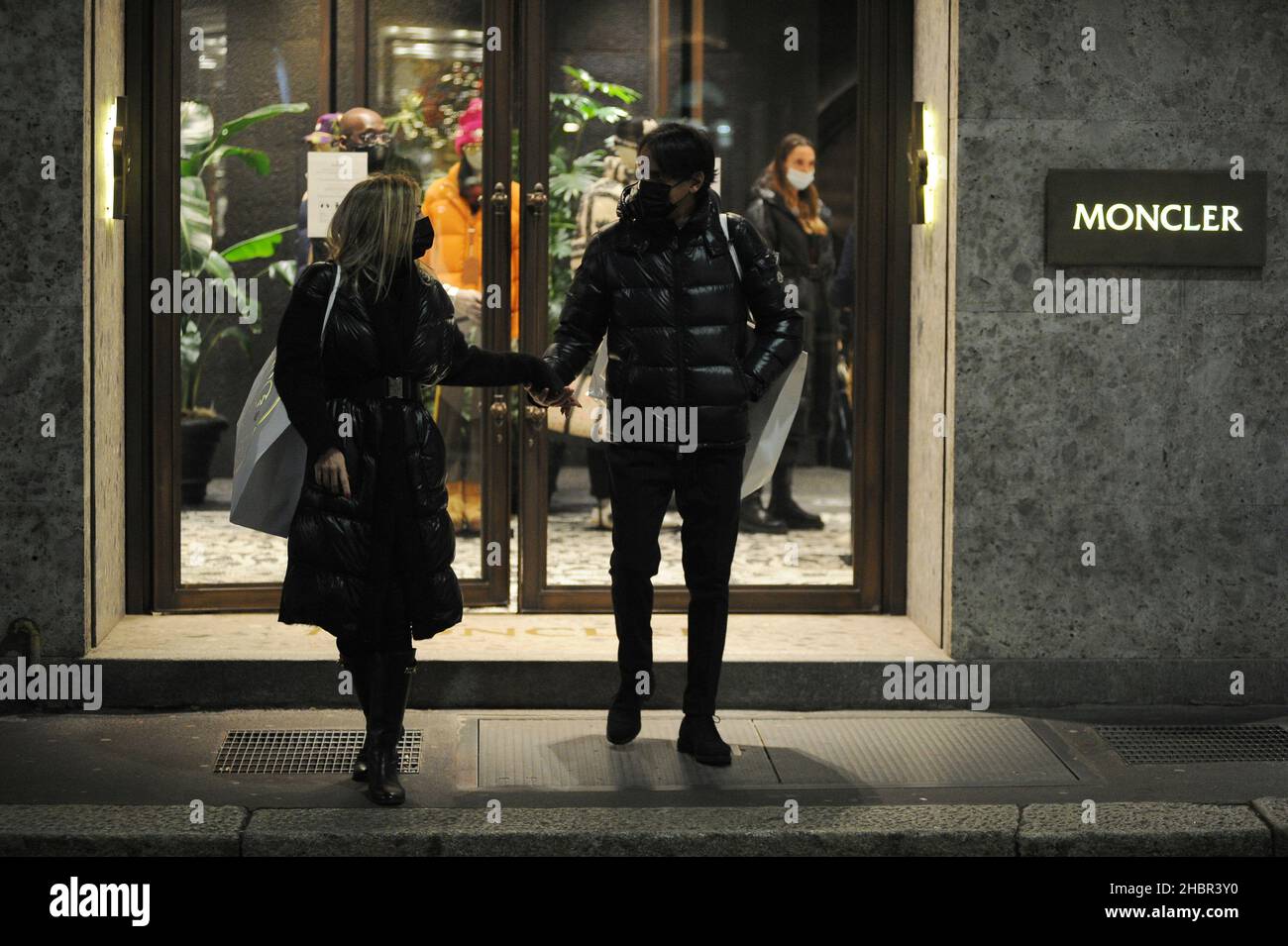 Milán, Simone Inzaghi, entrenador de los nuevos líderes de la liga INTER,  llega tarde en la noche con su esposa GAIA LUCARIELLO y juntos van a la  boutique 'MONCLER' en via Montenapoleone