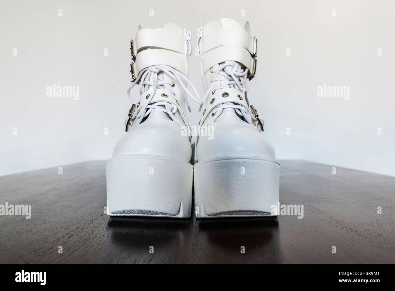 Botas plataforma blancas modernas con y cordones con una suela gruesa de plástico Fotografía de - Alamy