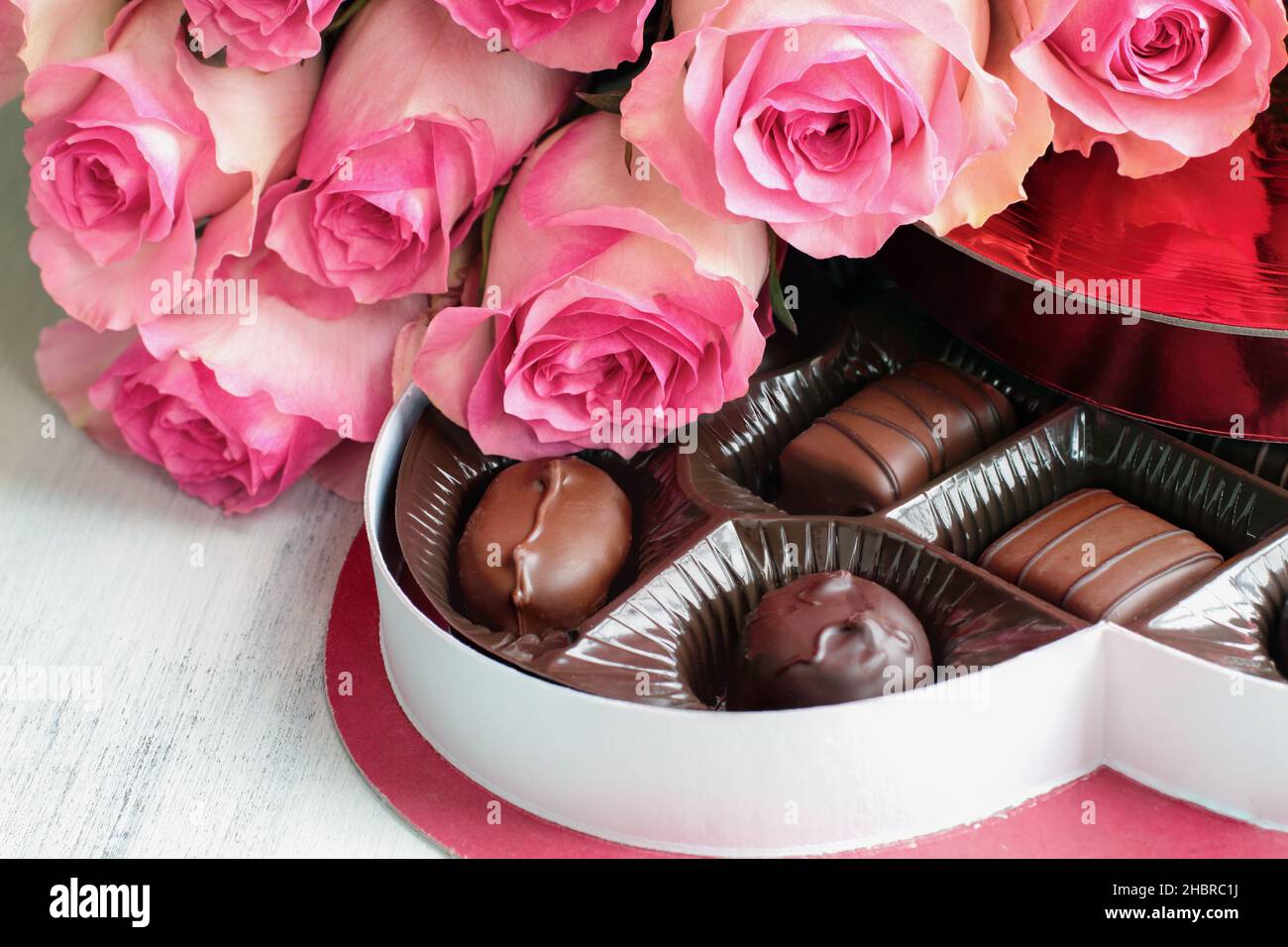 Caja rosa de chocolates fotografías e imágenes de alta resolución - Alamy