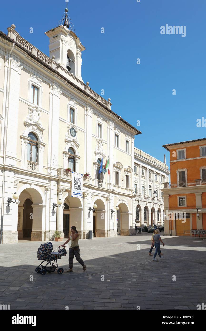 Caminando por la Plaza Vittorio Emanuele II, Casco Antiguo, Rieti, Lazio; personas; Vertical; Italia, Europa Foto de stock