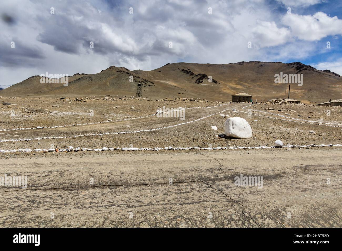 Carreteras en la aldea de KaraKul, en la región autónoma de Gorno-Badakhshan, Tayikistán Foto de stock