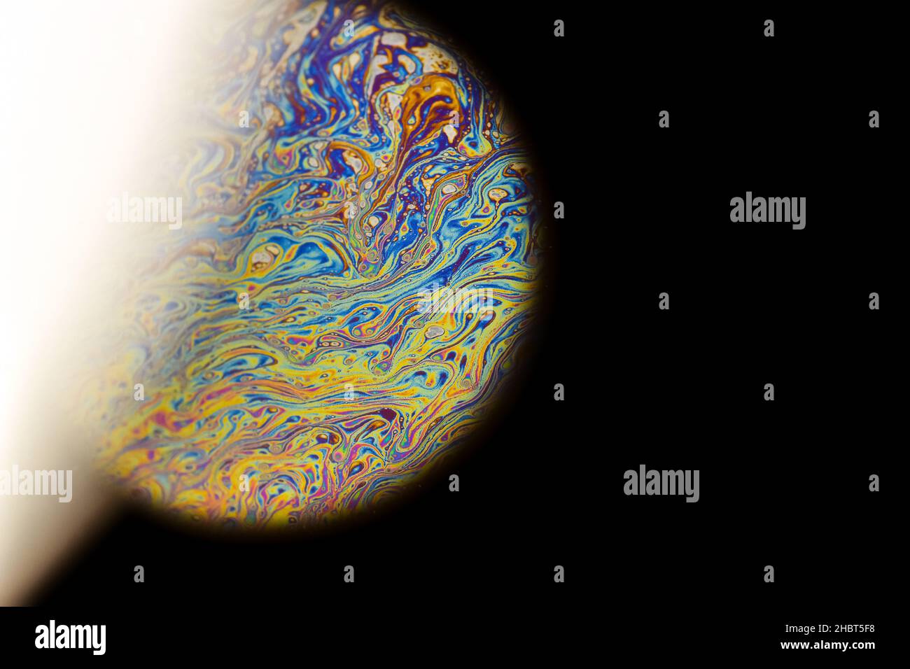 Burbuja de jabón abstracto de primer plano, en una nube de un planeta multicolor alienígena claro en el universo sobre fondo oscuro Foto de stock