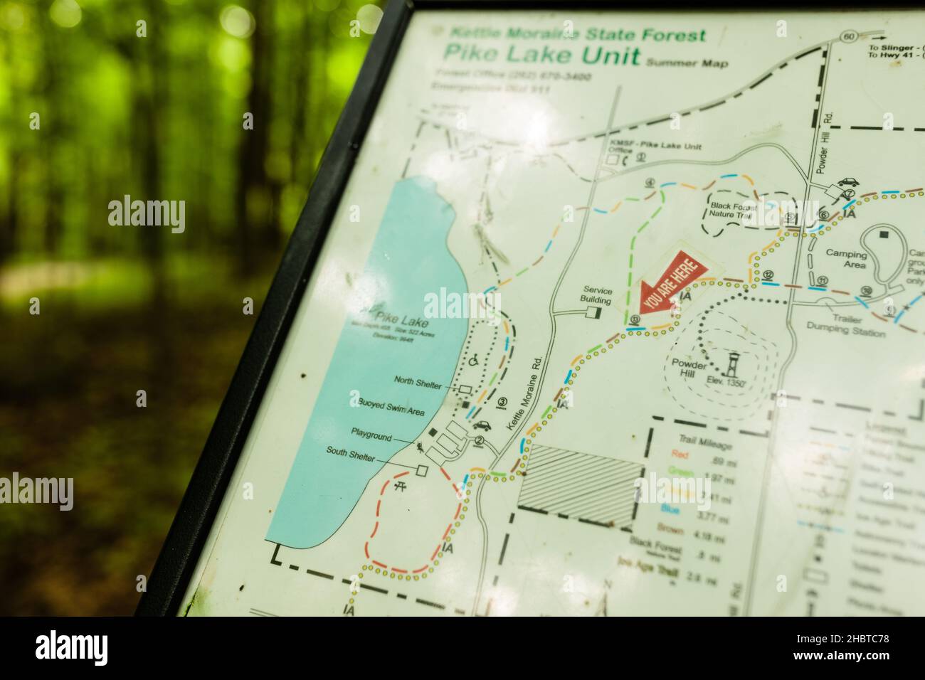 "Estás aquí", claramente marcado en el mapa del sendero a lo largo de