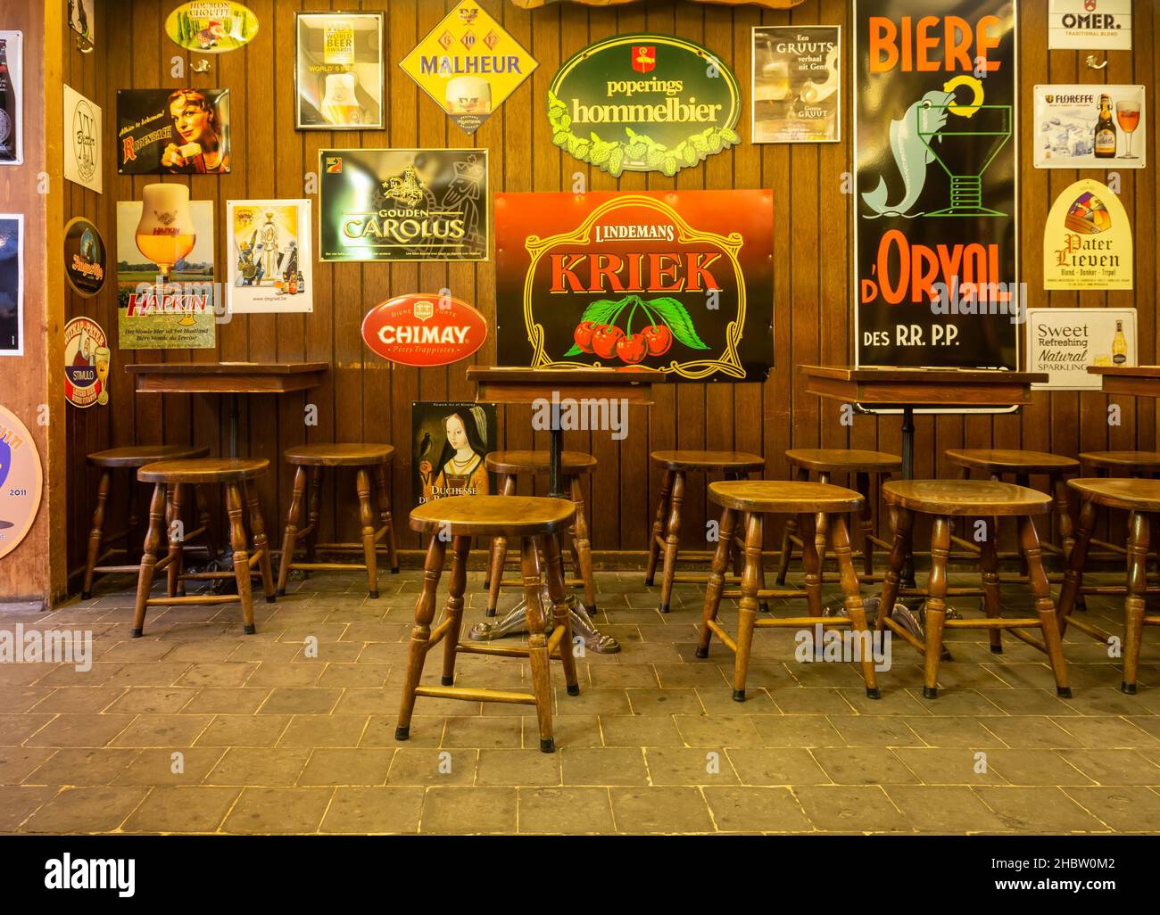 Gante, Flandes Oriental, Bélgica, 21.05.2018, Interior vacío de típico pub belga antiguo con coloridos anuncios de cerveza Foto de stock