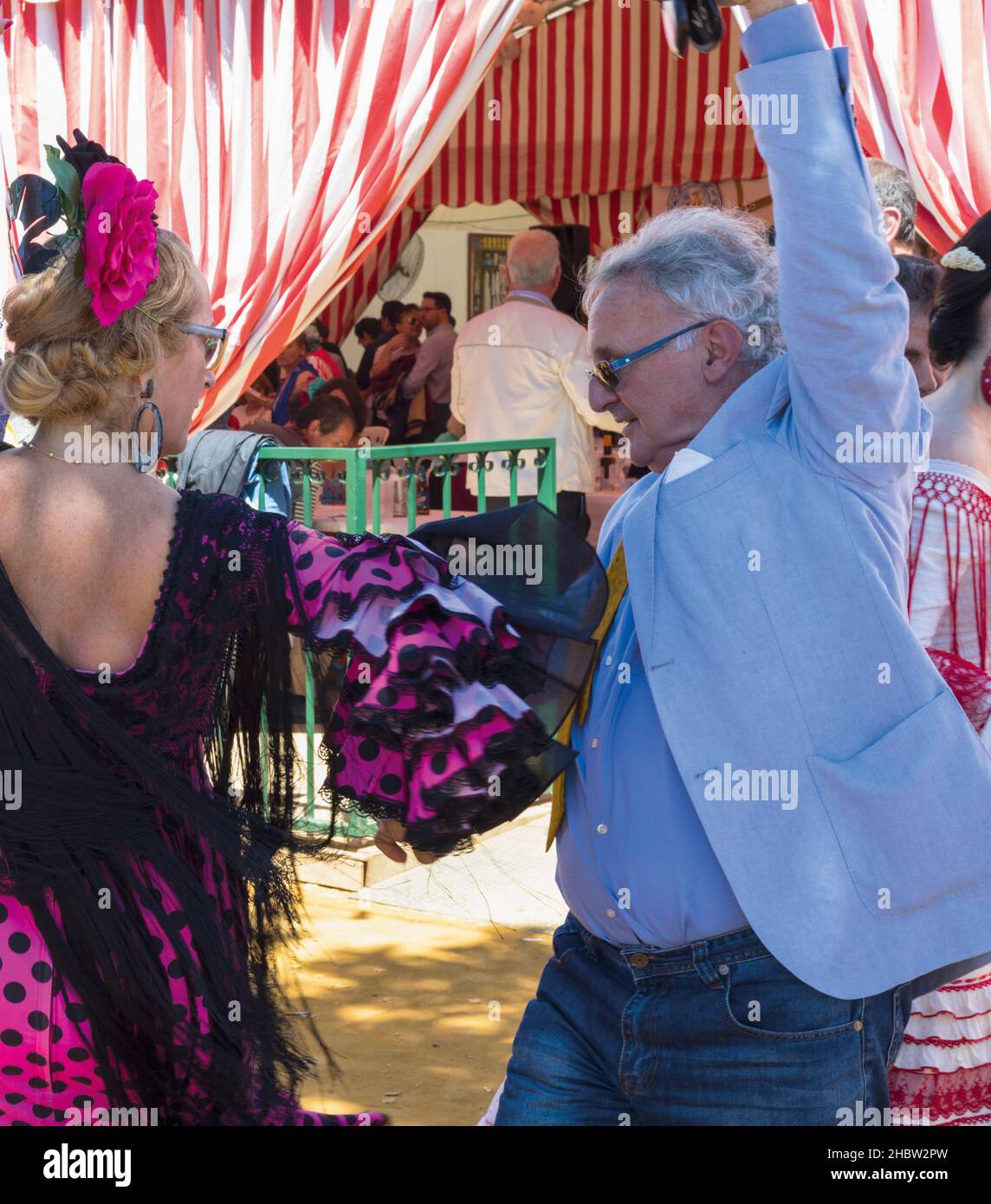 Sevilla, provincia de Sevilla, Andalucía, sur de España. Feria de Abril. Pareja adulta bailando flamenco. Foto de stock