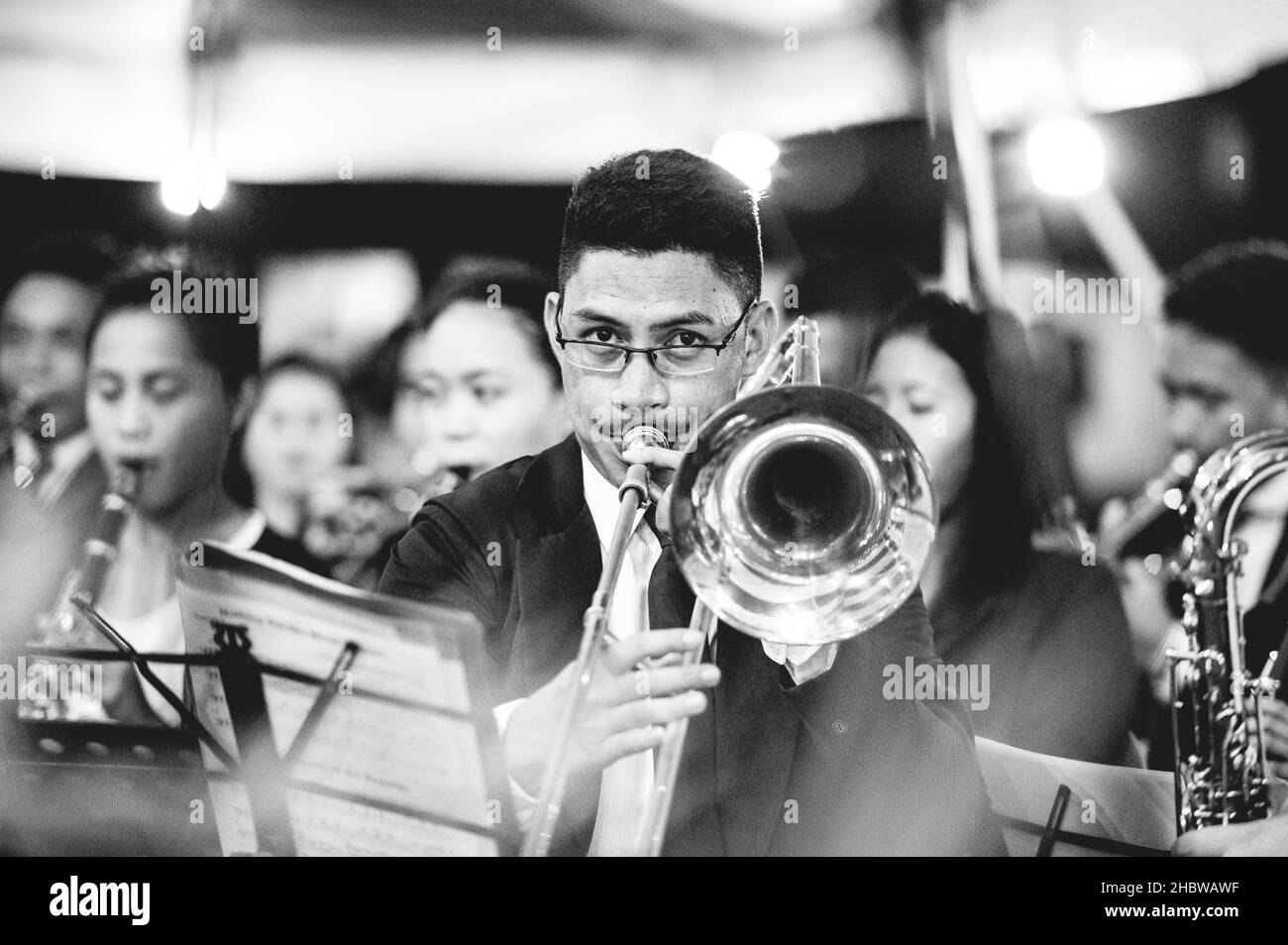 LA CARLOTA CITY, FILIPINAS - 01 de marzo de 2019: Un disparo en escala de grises de la orquesta tocando en el encuentro religioso evangelístico en las islas filipinas Foto de stock